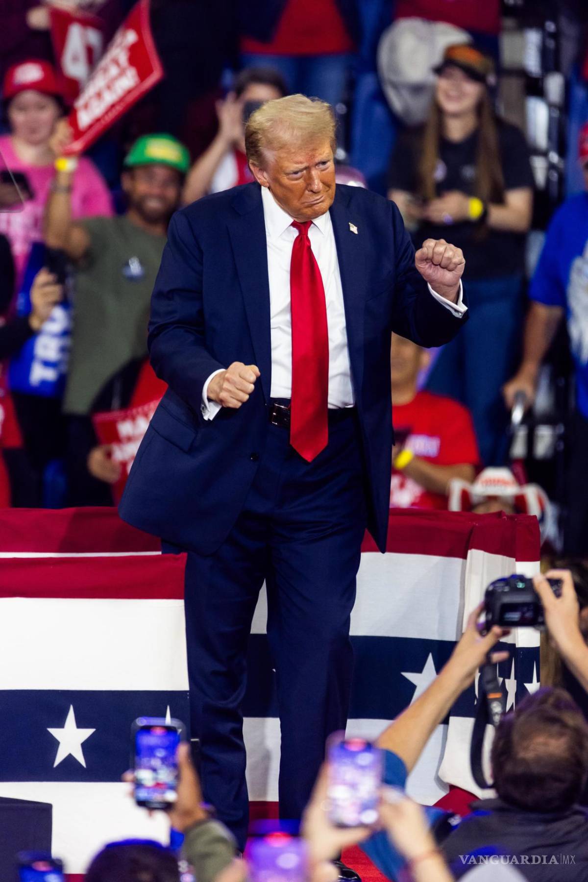 $!El expresidente estadounidense y actual candidato presidencial republicano Donald Trump celebra un mitin de campaña en Reading, Pensilvania.