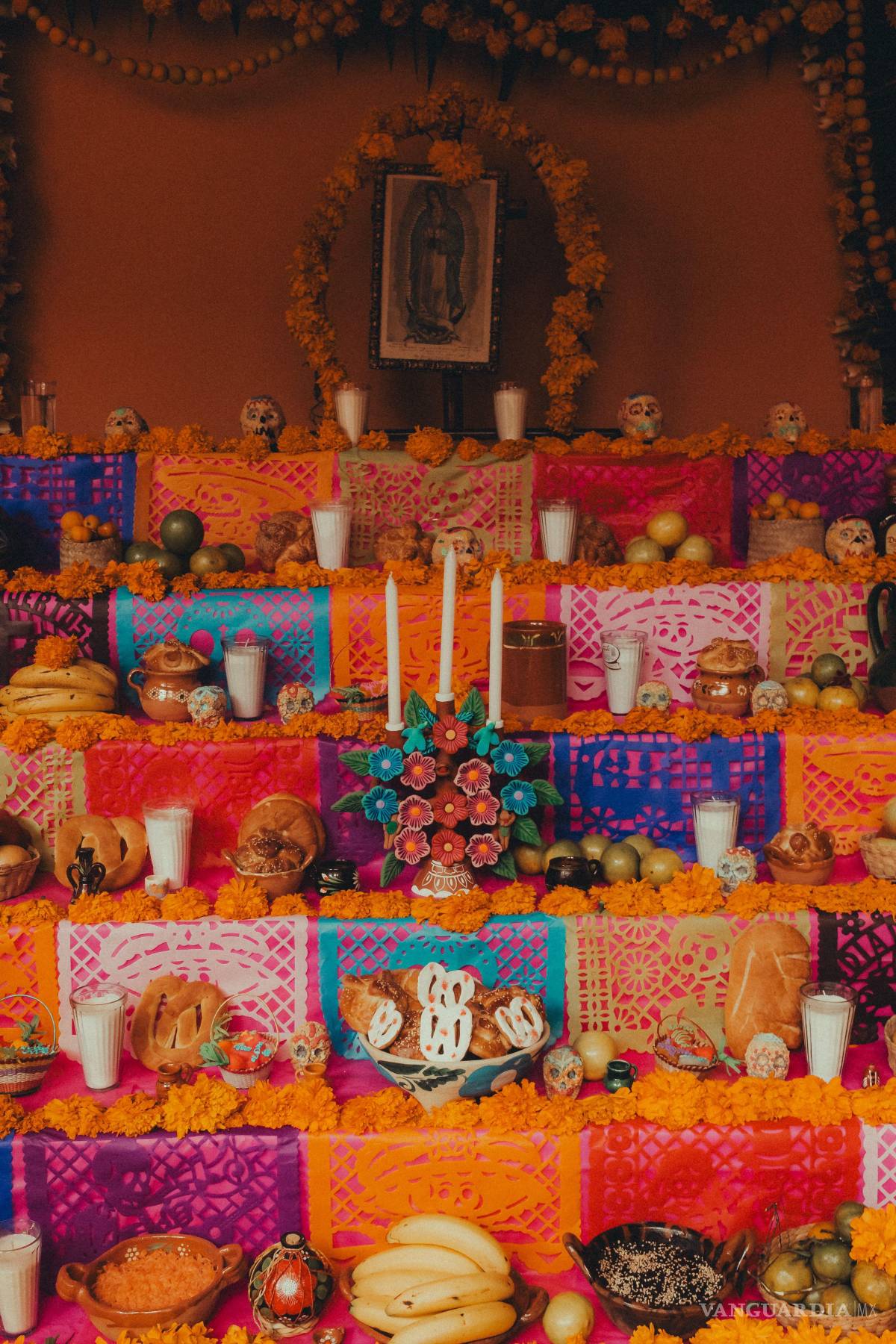 $!Las figuras de calaveritas, cruces y flores de cempasúchil permiten personalizar los faroles elaborados con recipientes reciclados.