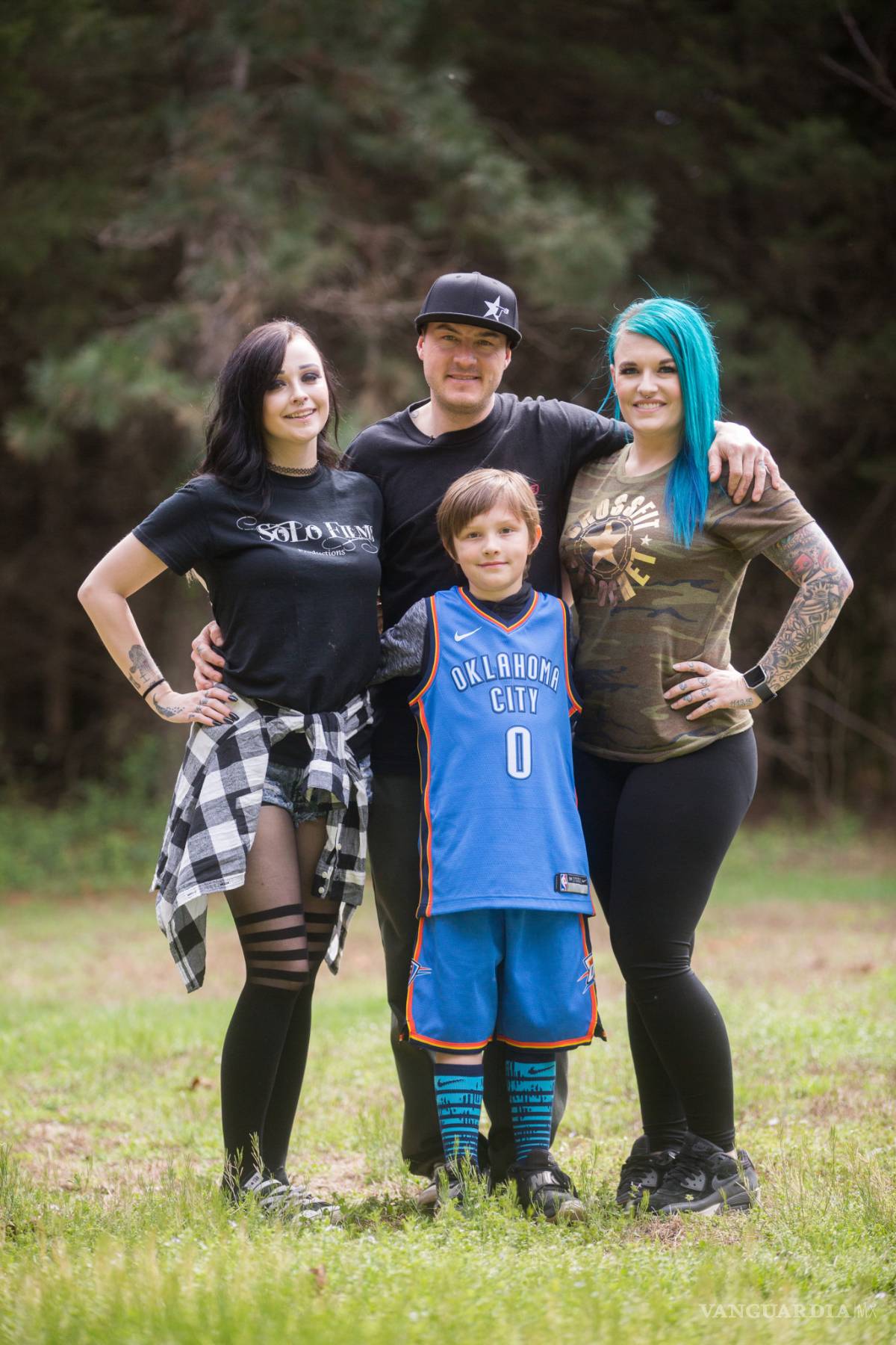 $!Son casados y con un hijo, ella se enamora de una chica de 23 años y ahora... ¡los 4 viven juntos!