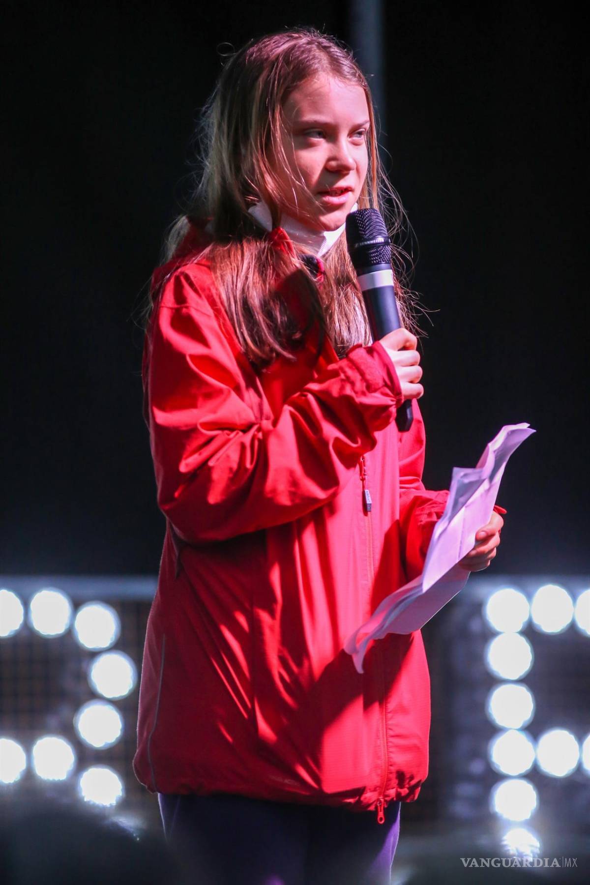 $!La activista climática sueca Greta Thunberg habla con miles de activistas y manifestantes durante la marcha Fridays for Future, para exigir la acción de los líderes mundiales para combatir la crisis del cambio climático al margen de la Conferencia de las Naciones Unidas sobre el Cambio Climático COP26 en Glasgow, Escocia. EFE/EPA/Robert Perry