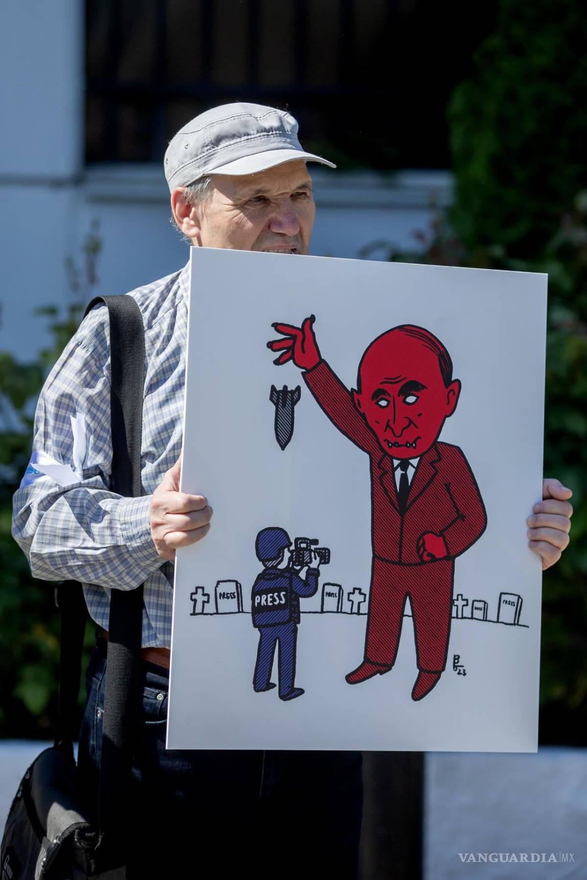 $!Un persona con un cartel del presidente ruso Putin arrojando una bomba frente a la embajada rusa en Chisinau, Moldov.