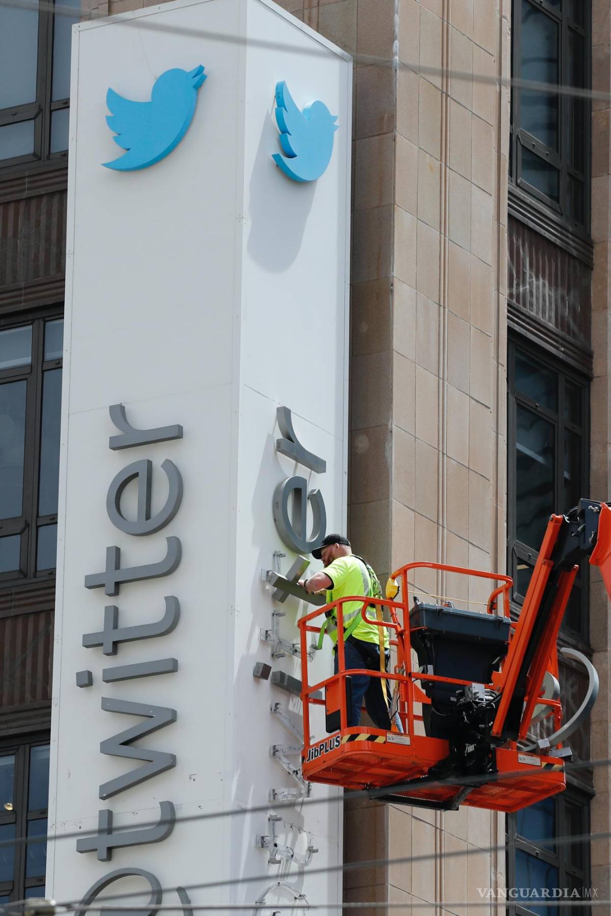 $!Trabajadores en San Francisco cambian la icónica seña de identidad de Twitter por la letra X con la que Elon Musk, ha decidido llamar a esta red social.