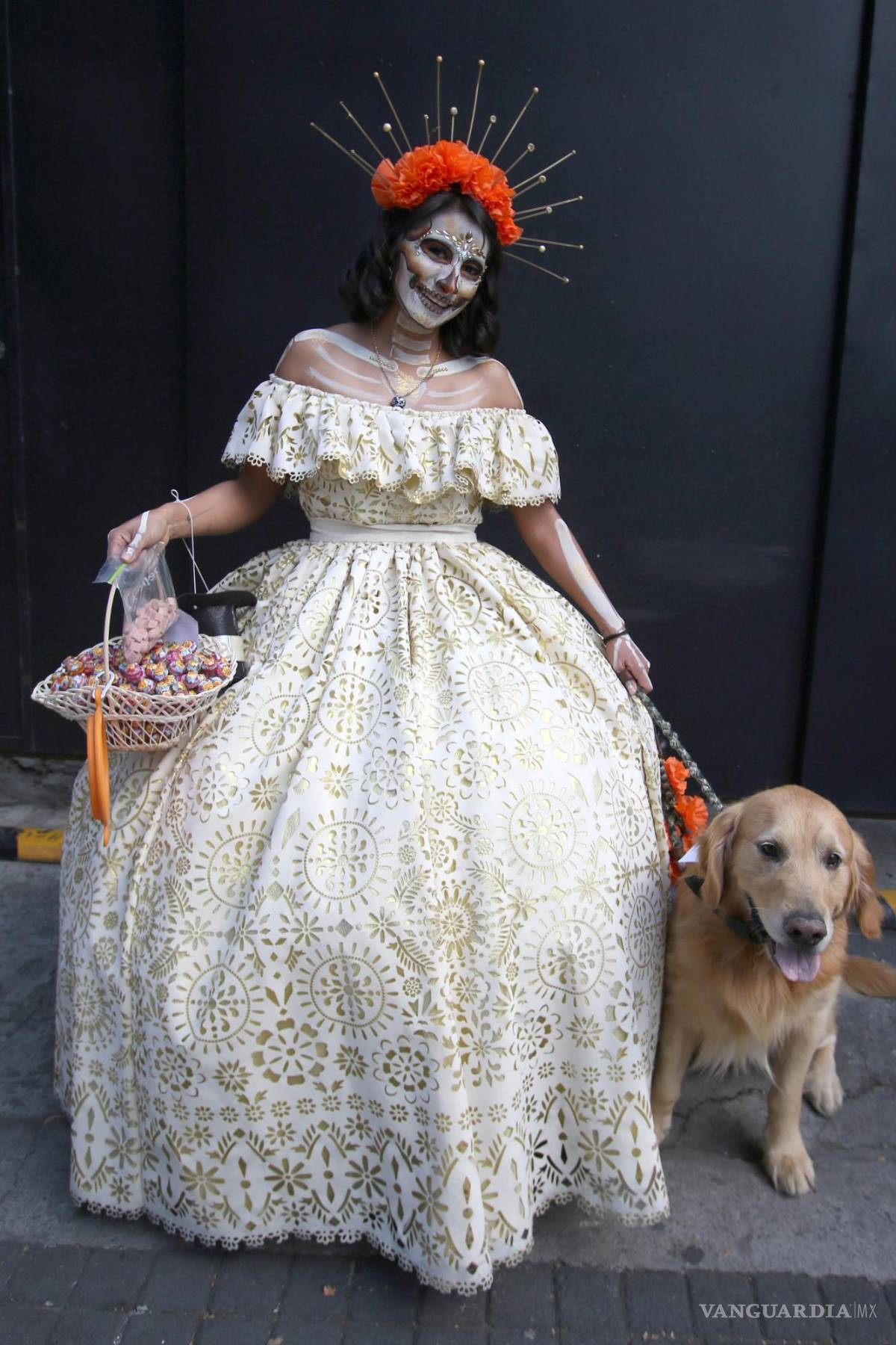 $!Una mujer disfrazada de catrina participa en la procesión de catrinas del Ángel de la Independencia al Zócalo capitalino.