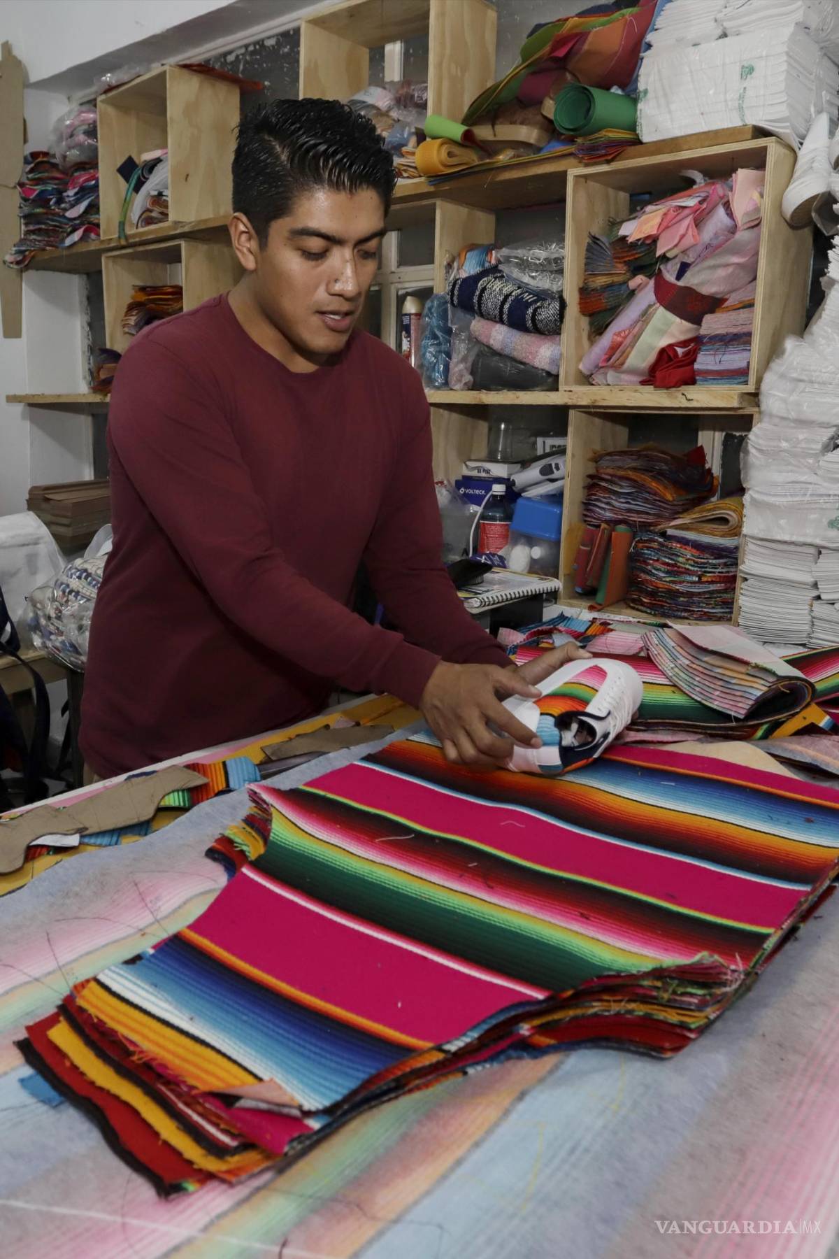 $!El textilero mexicano Ricardo Hernández Xochitemol ha creado calzado artesanal con diseños inspirados en el folclore que ha representado a México en el mundo.