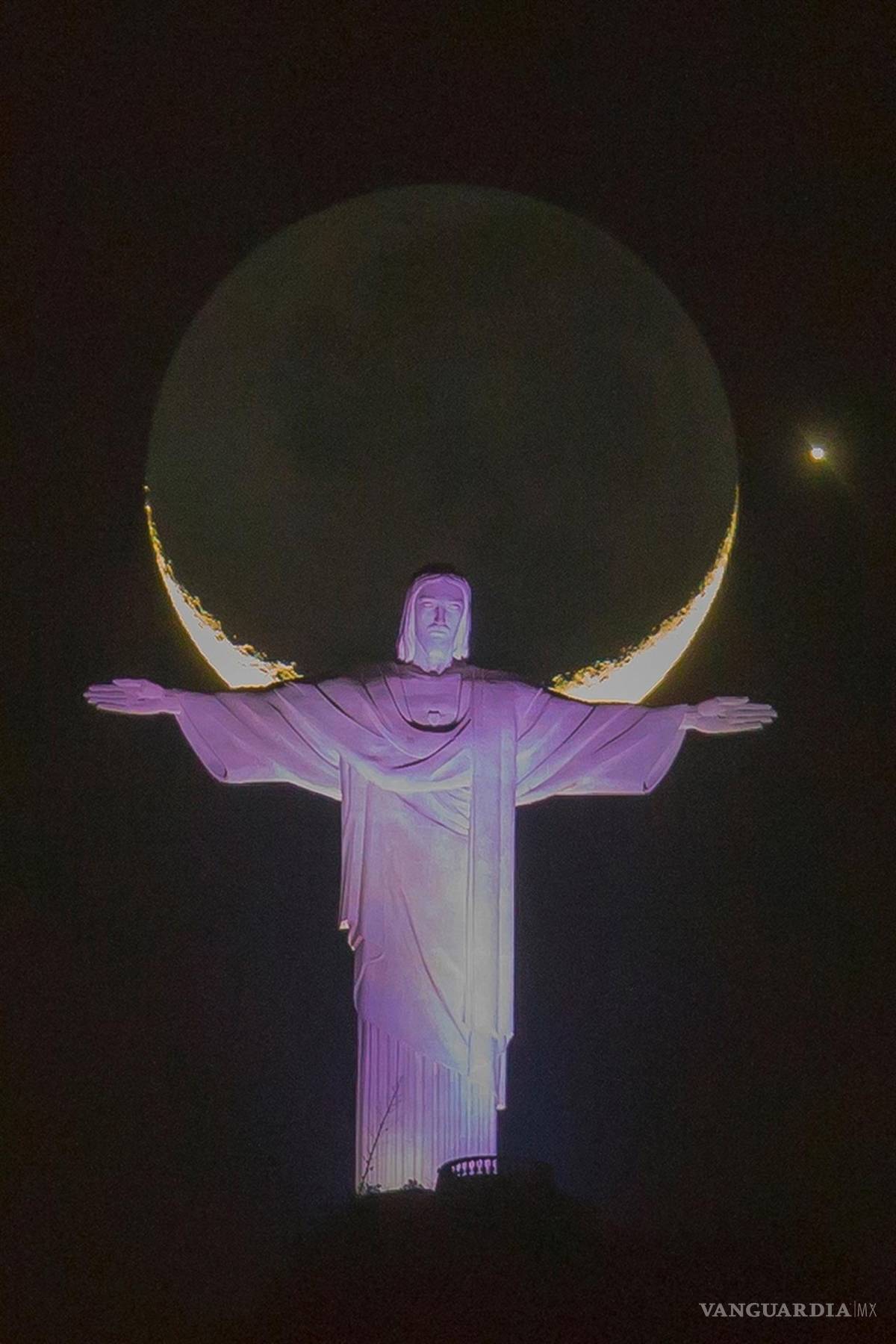 $!Fotografía de archivo fechada el 8 de septiembre de 2013 que muestra la estatua del Cristo Redentor frente a la luna y junto al planeta Venus, en Río de Janeiro (Brasil). EFE