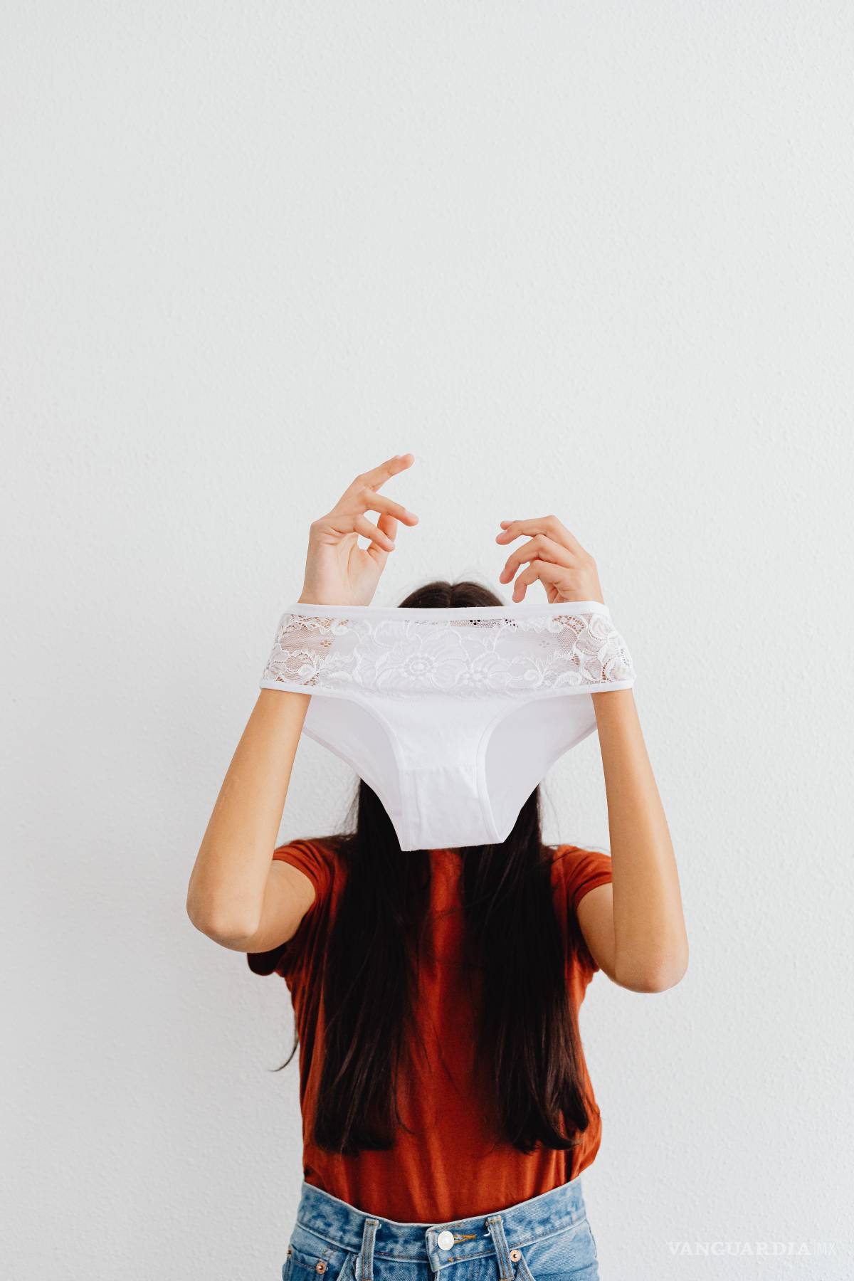 $!Mantener una buena hidratación, cambiar la ropa de baño húmeda y cuidar la flora vaginal ayudan a prevenir las infecciones estivales.
