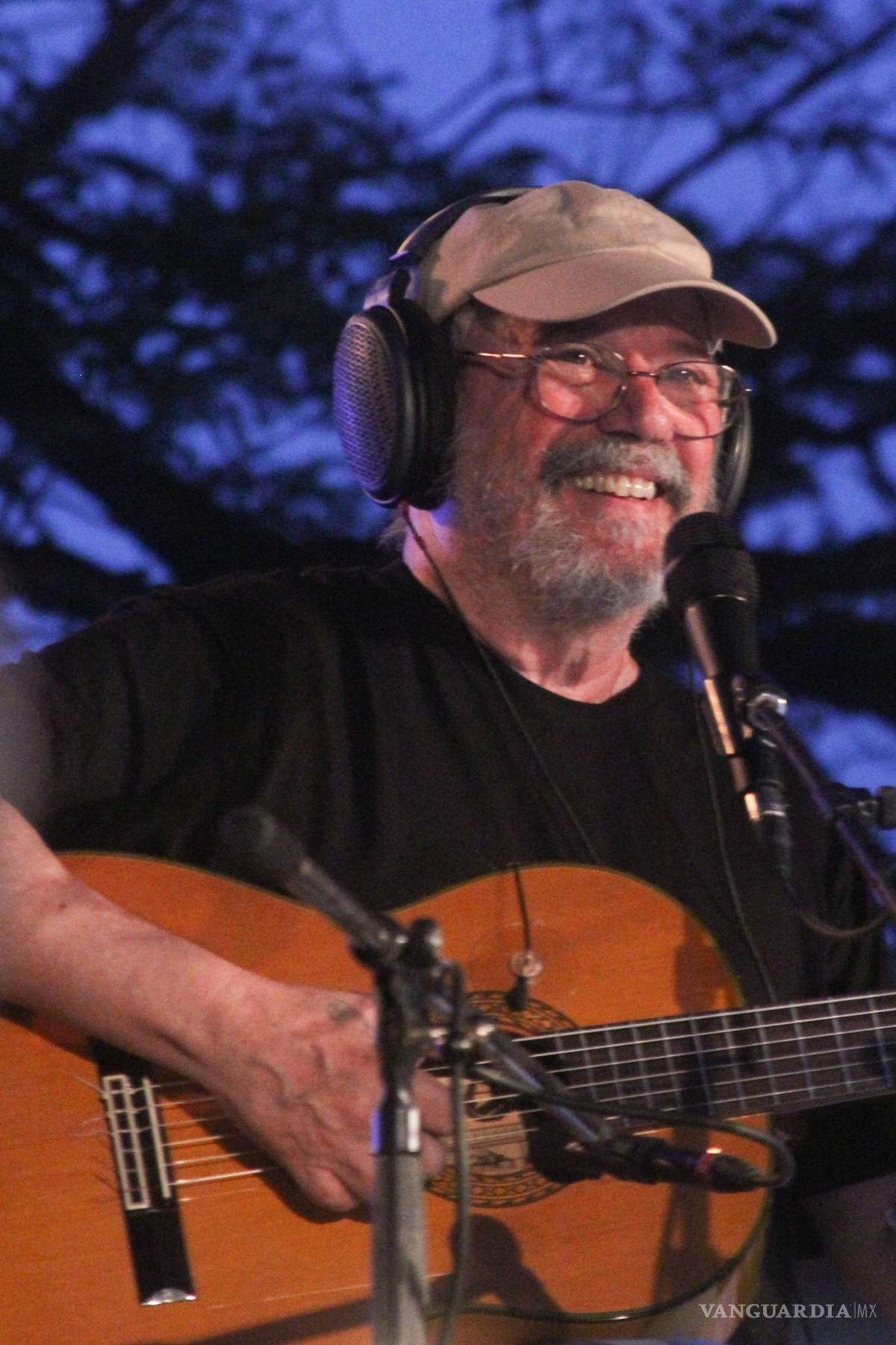 $!"Hojas de la web” recopila la prosa poética de Silvio Rodríguez