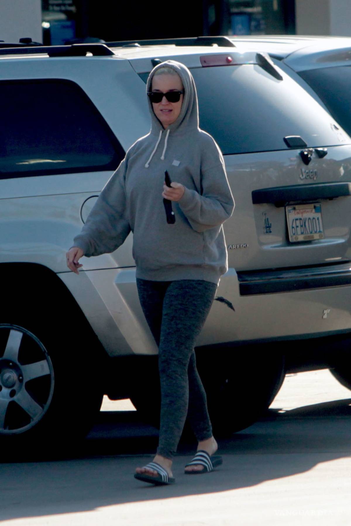 $!Pese a contingencia por coronavirus, Katy Perry es captada en la calle luciendo su embarazo