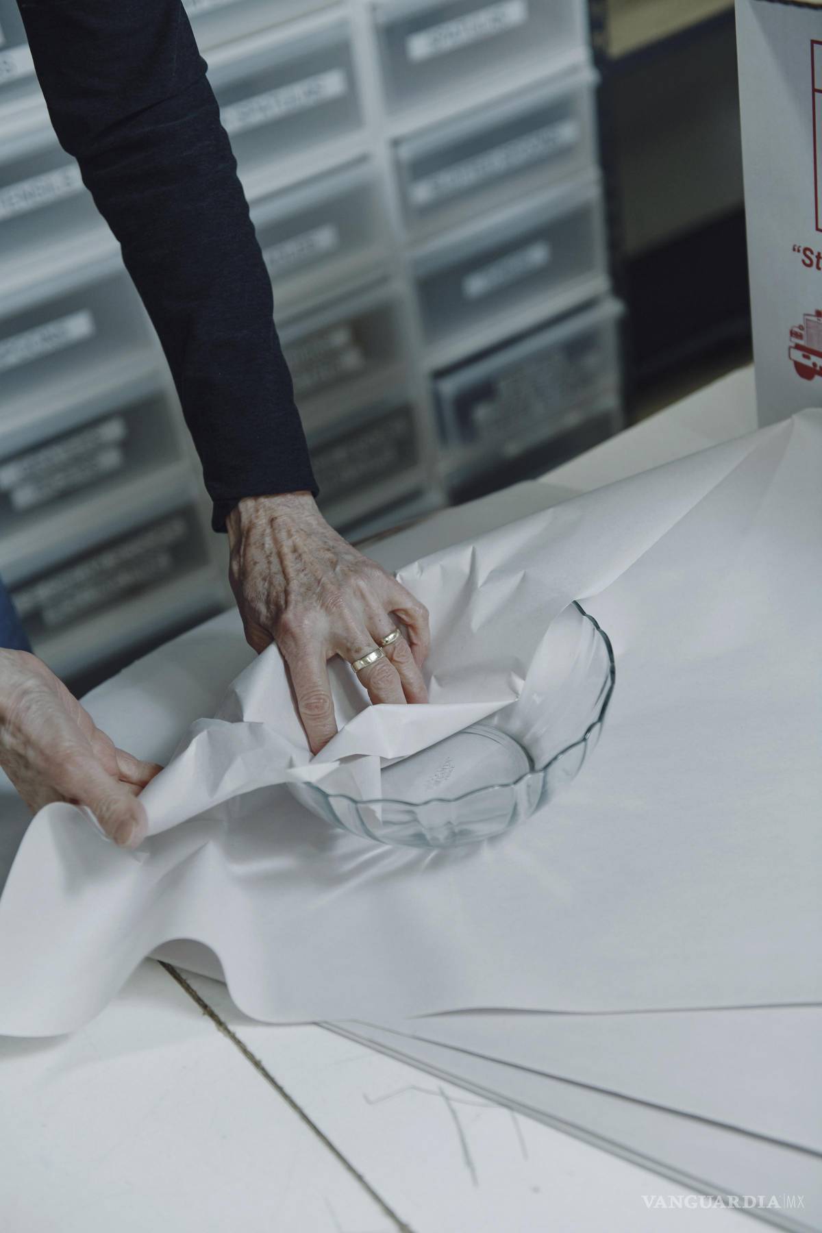 $!Nan Niland, de 72 años, es voluntaria en Welcome Home, una despensa de artículos para el hogar, en Newton, Massachusetts, el 21 de marzo de 2026. Algunas cualidades, incluido el sentido de propósito, parecen tener beneficios reales, especialmente a medida que uno envejece.