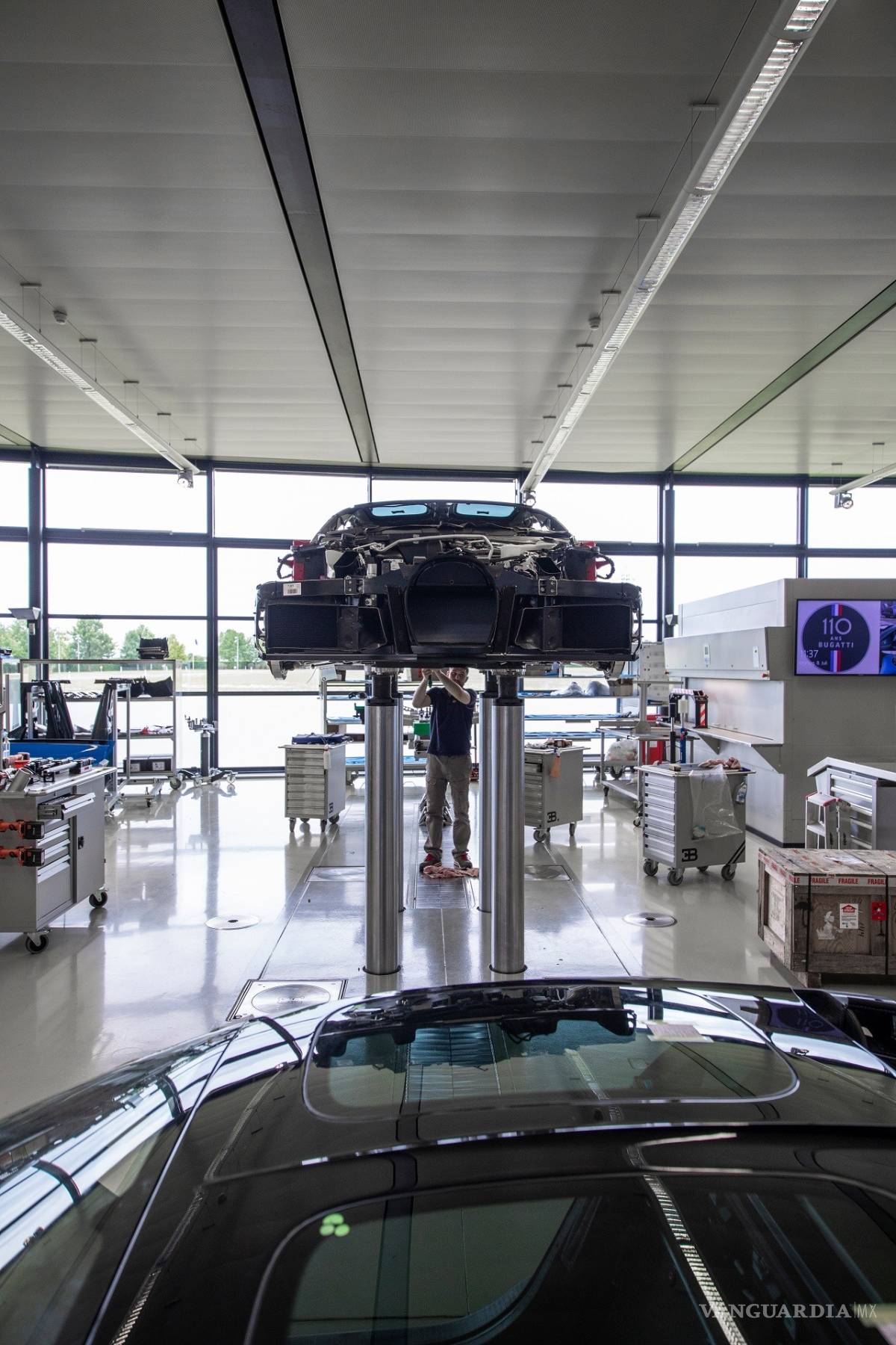 $!Bugatti fabrica el Chiron número 200 y lo celebra con un modelo especial