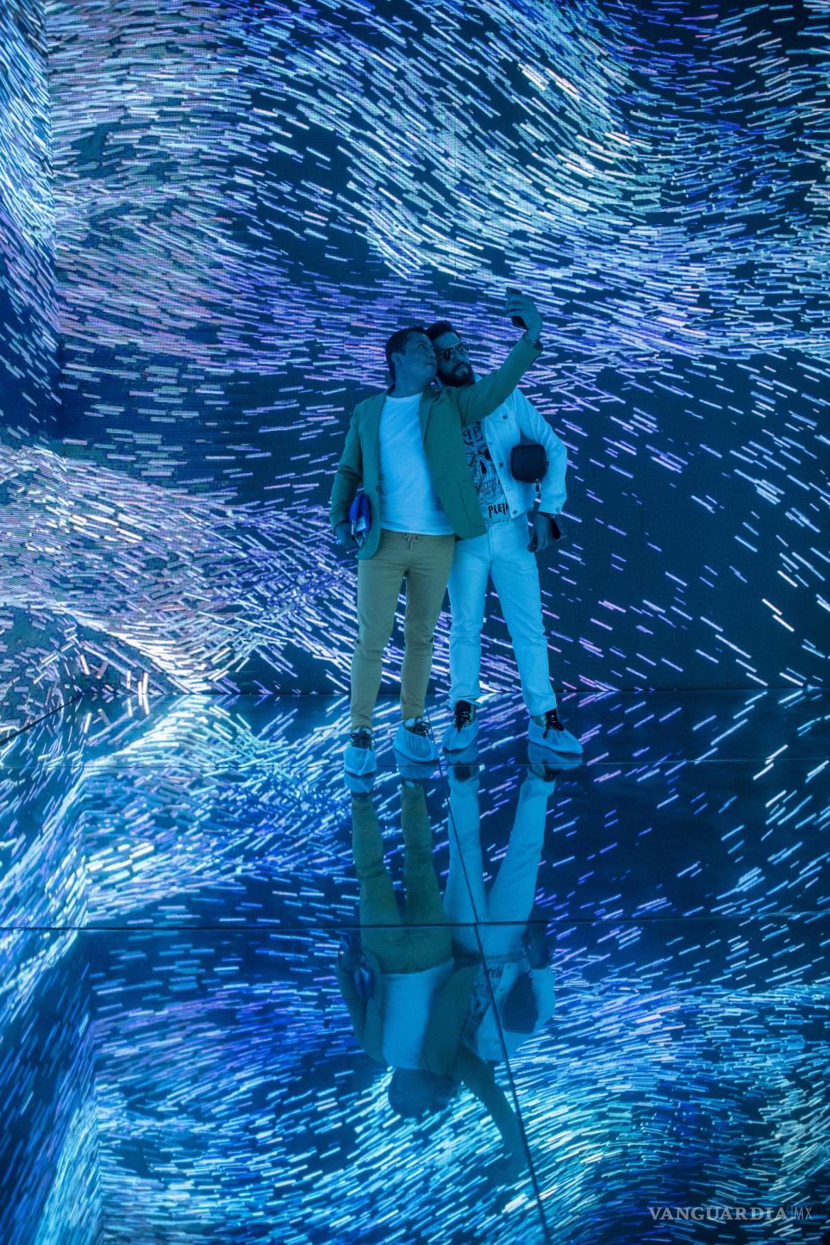 $!Dos personas visitan el Museo del Futuro (MUFO), en Ciudad de México (México) el el 3 abril de 2022.