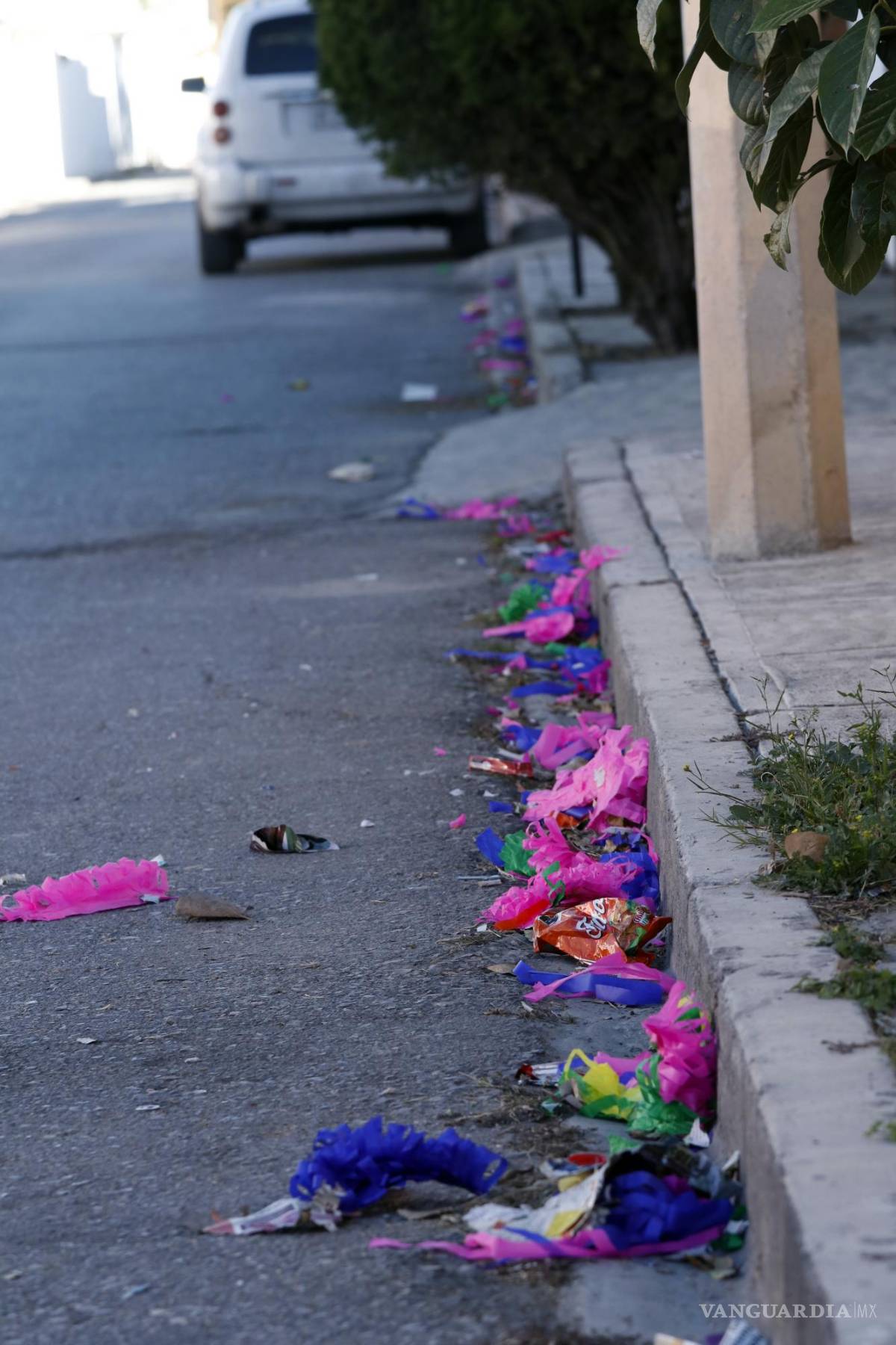 $!Restos de piñatas rotas contaminan las calles de Saltillo el día de Navidad.