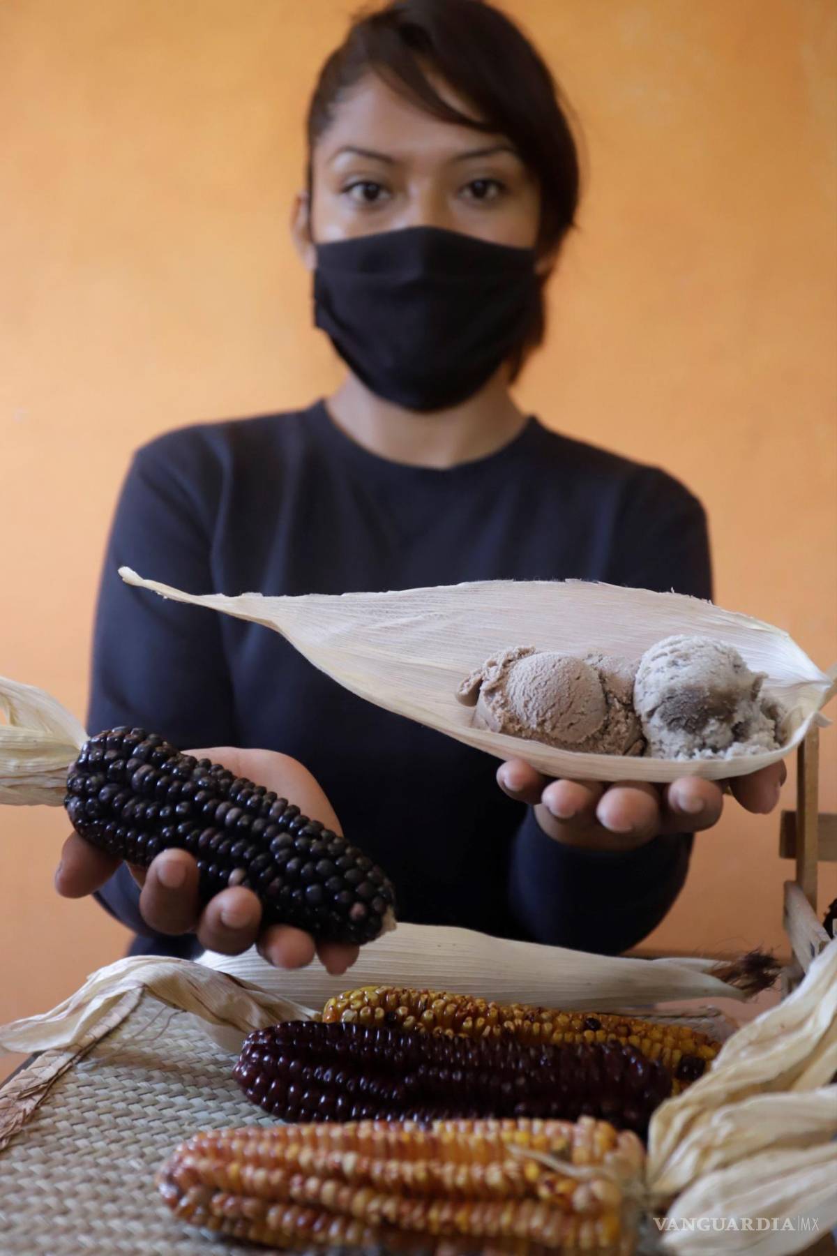 $!Andrea Ventura muestra helado de maíz azul en la comunidad de San Mateo Ozolco, en el estado de Puebla (México). EFE/Hilda Ríos