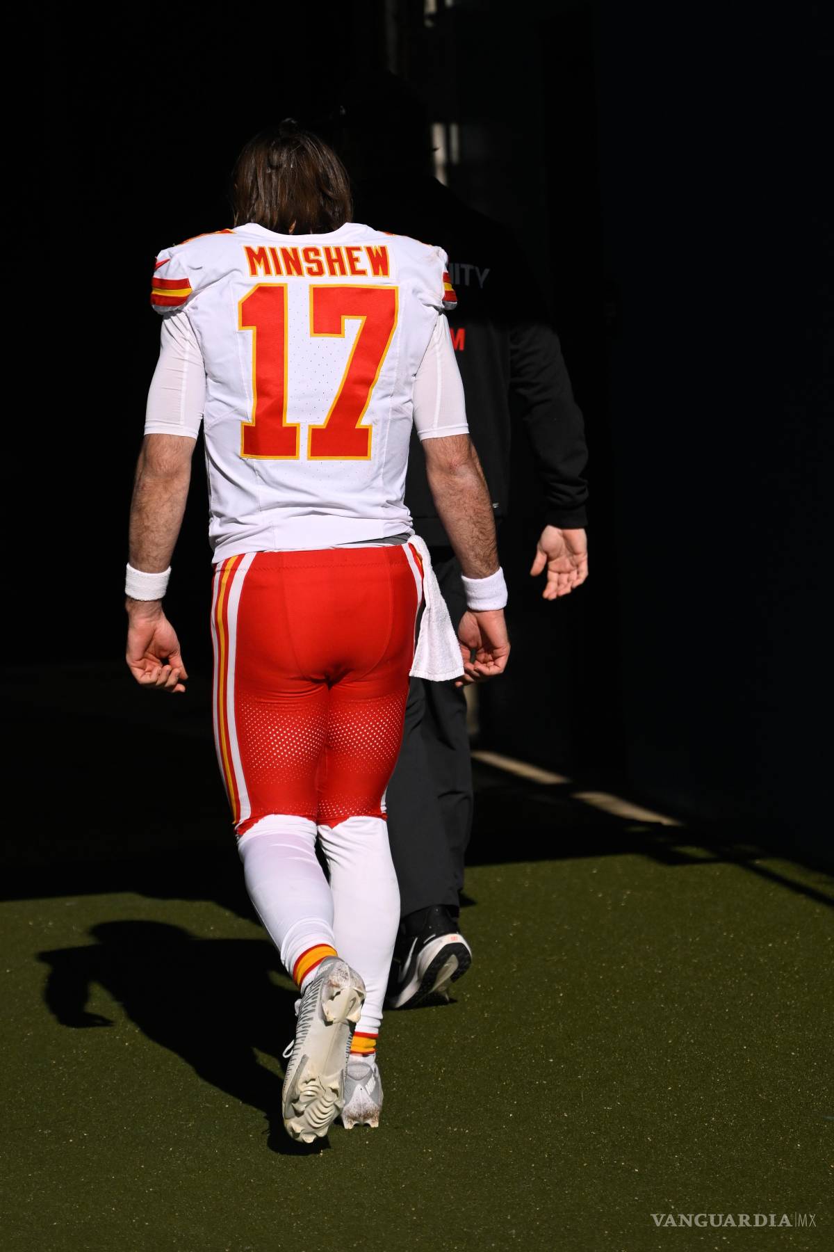 $!Gardner Minshaw, quien suplía a Patrick Mahomes por lesión, también salió del juego de los Chiefs ante Titans, por una molestia.