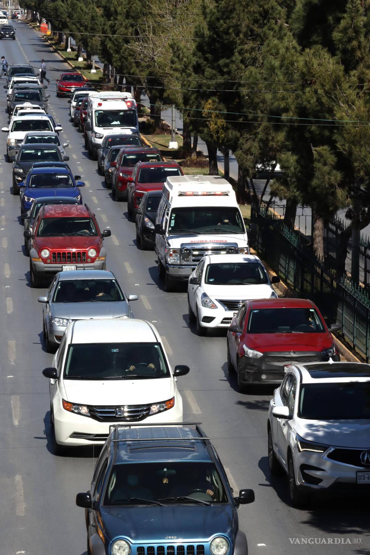 $!Una gran carga vehicular se observa en el bulevar Venustiano Carranza que colapsa en las horas pico por la mañana y por la tarde.