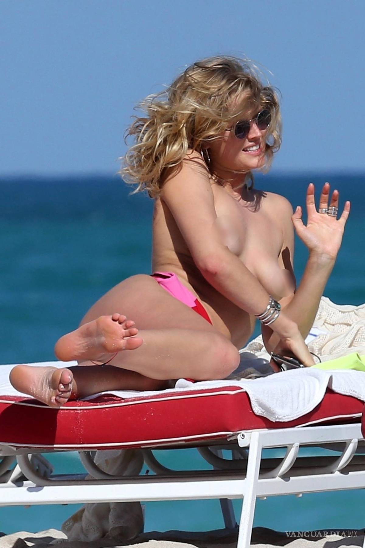 $!Toni Garrn, ex de Leonardo DiCaprio , hace topless en playa de Miami