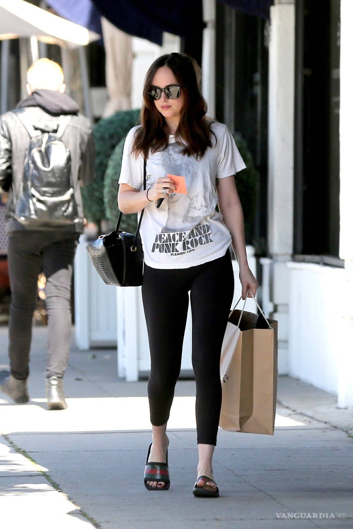 $!Dakota Johnson: Nominada a lo peor del cine, pero calificada con 100 por su ‘street style’