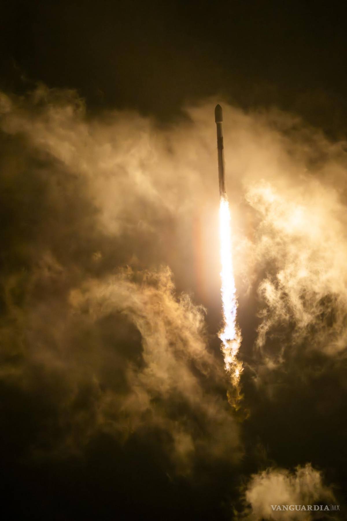 $!Despegue del satélite Sentinel-6B a bordo de un cohete Falcon 9 de SpaceX en el Complejo de Lanzamiento de la Base de la Fuerza Espacial Vandenberg, California.