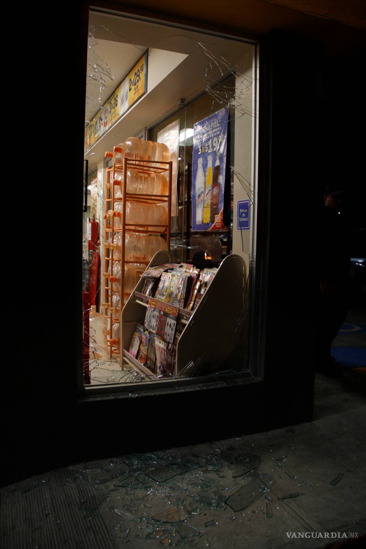 $!Asaltan con violencia tienda de conveniencia en Saltillo; se llevan cajetillas y bebidas alcohólicas