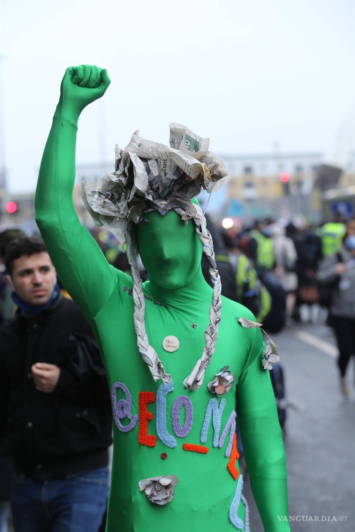 $!Activistas asisten a una manifestación durante la Cumbre del Clima de la ONU COP26 en Glasgow, Escocia. EFE/EPA/Robert Perry