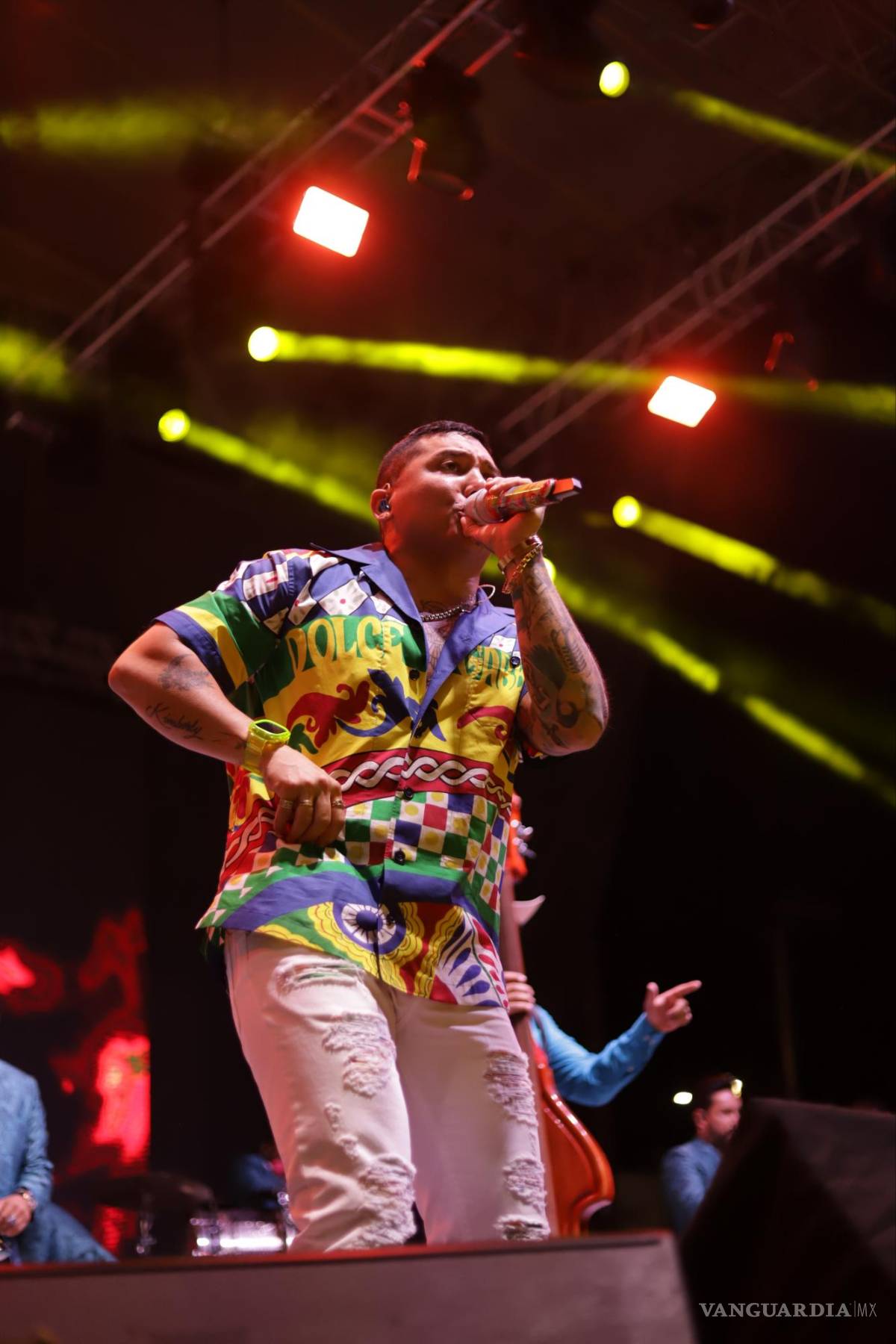 $!‘La Trakalosa’ Y Edwin Luna llenan el Teatro del Pueblo en la ‘Feria de Saltillo’; sus éxitos fueron coreados por miles de fans