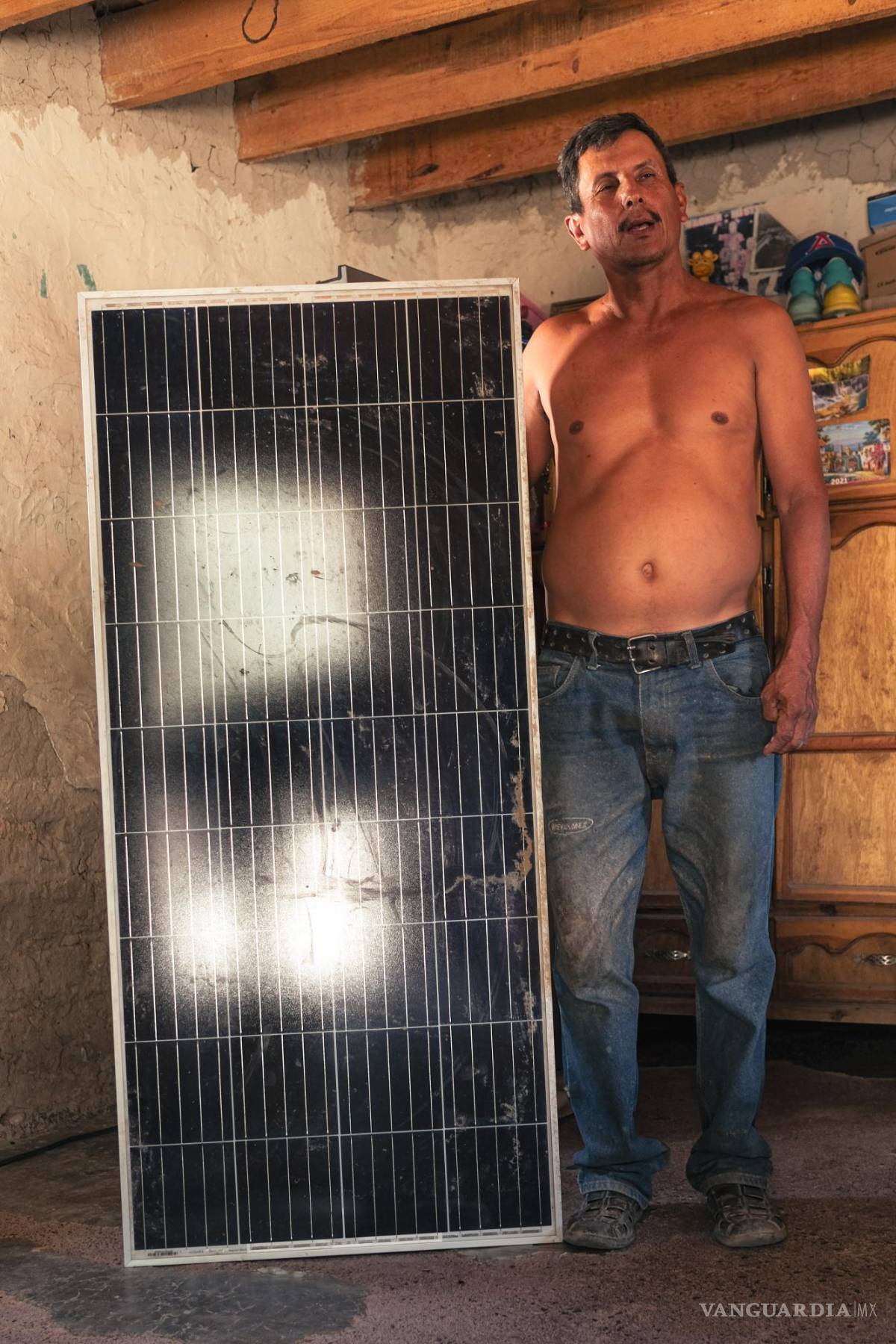 $!Benito Estrada enseña una celda solar que fue parte del programa para que 15 viviendas de Tuxtepec tuvieran luz. A la derecha, uno de los refrigeradores que regalaron a las familias.