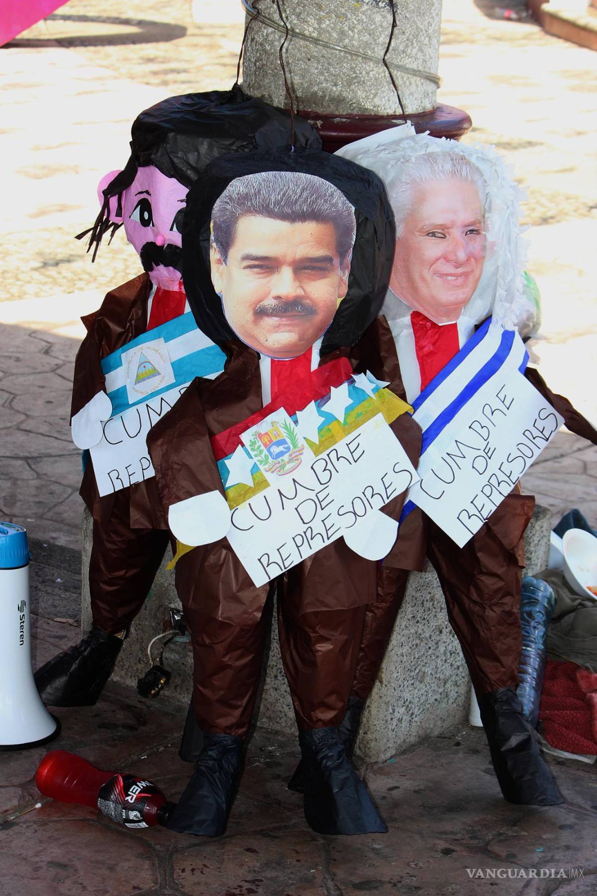 $!piñatas con foto de los presidentes de Nicaragua, Daniel Ortega; de Venezuela, Nicolás Maduro, y de Cuba, Miguel Díaz-Canel, a modo de protesta por la visita al país de varios presidentes latinoamericanos | Foto: EFE