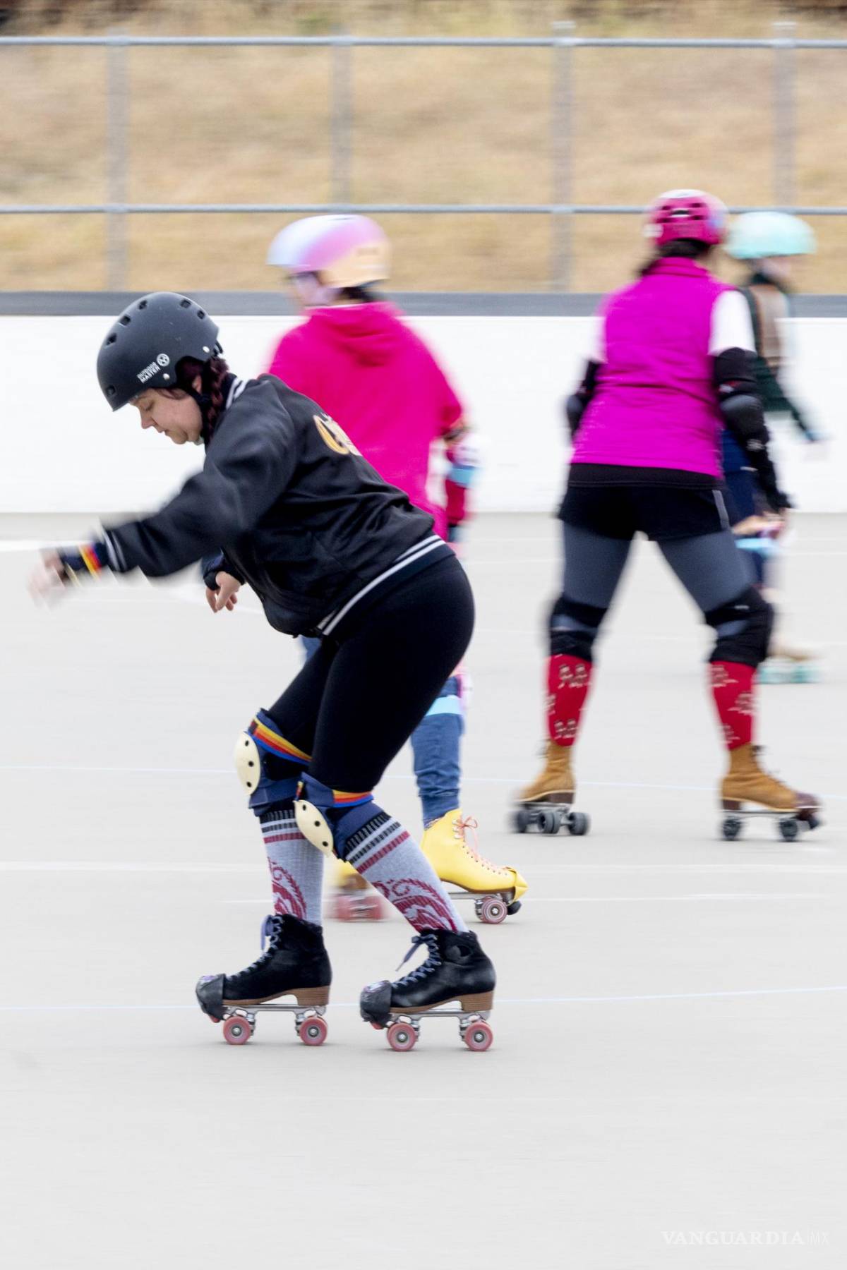 $!Patinadores realizando ejercicios y estiramientos en Estados Unidos.
