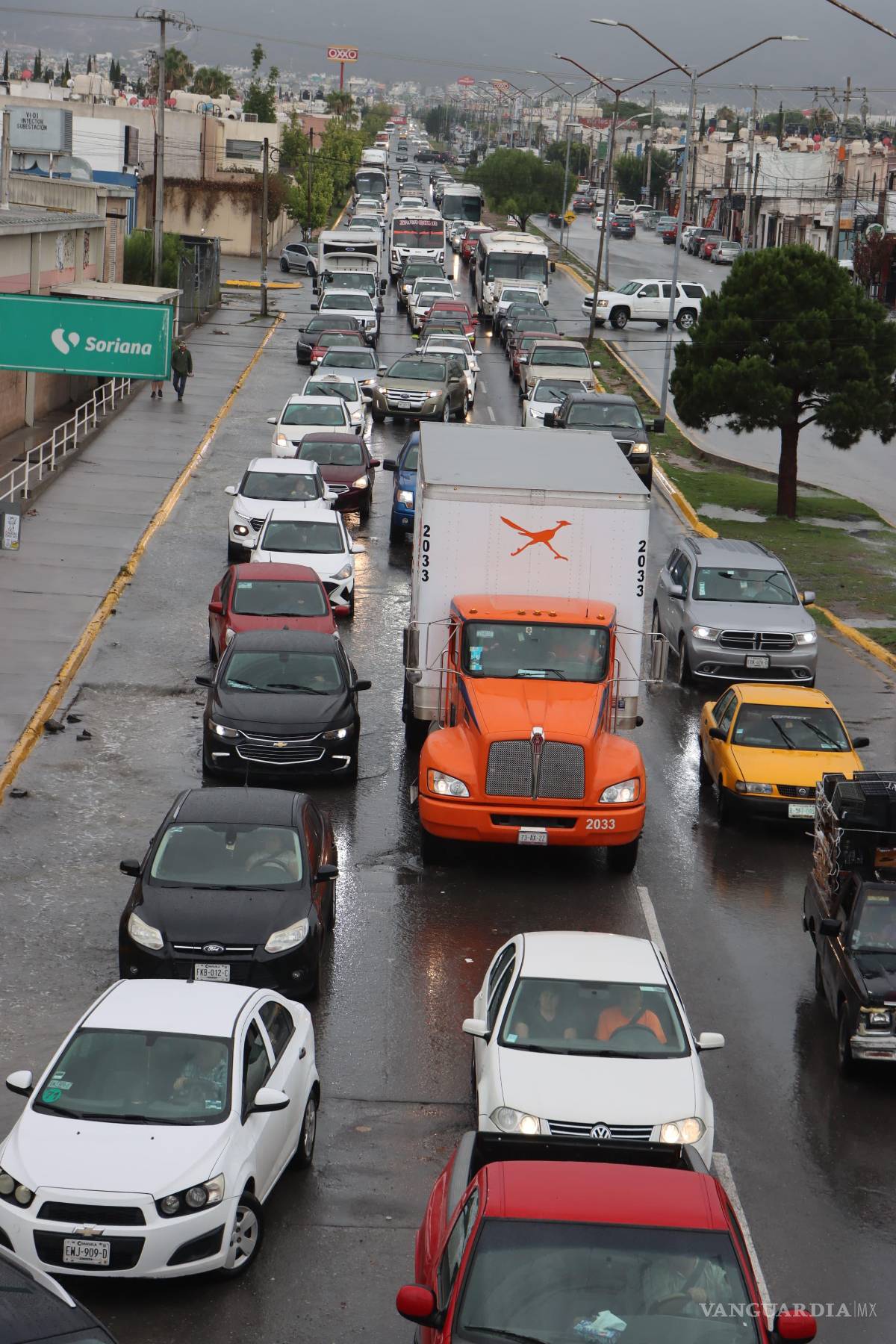 $!Elementos de Seguridad Ciudadana dirigieron el tránsito en zonas afectadas por el agua, evitando accidentes y canalizando la circulación hacia rutas seguras.
