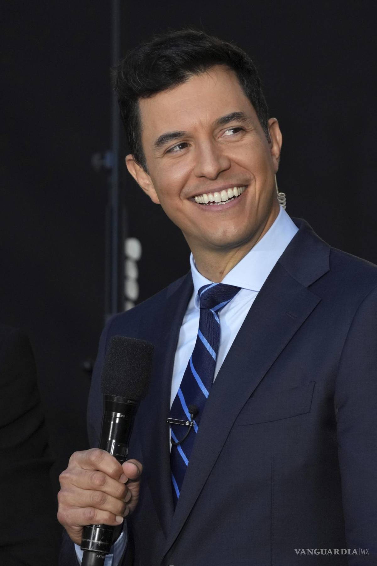 $!Tom Llamas en “Today Show” de NBC en la Plaza Rockefeller en Nueva York.
