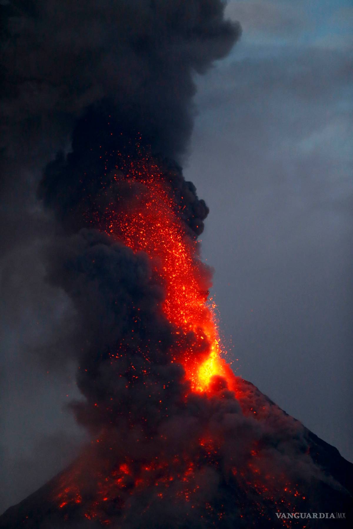 $!Volcán Mayon en Filipinas arroja ríos de lava y columnas de cenizas