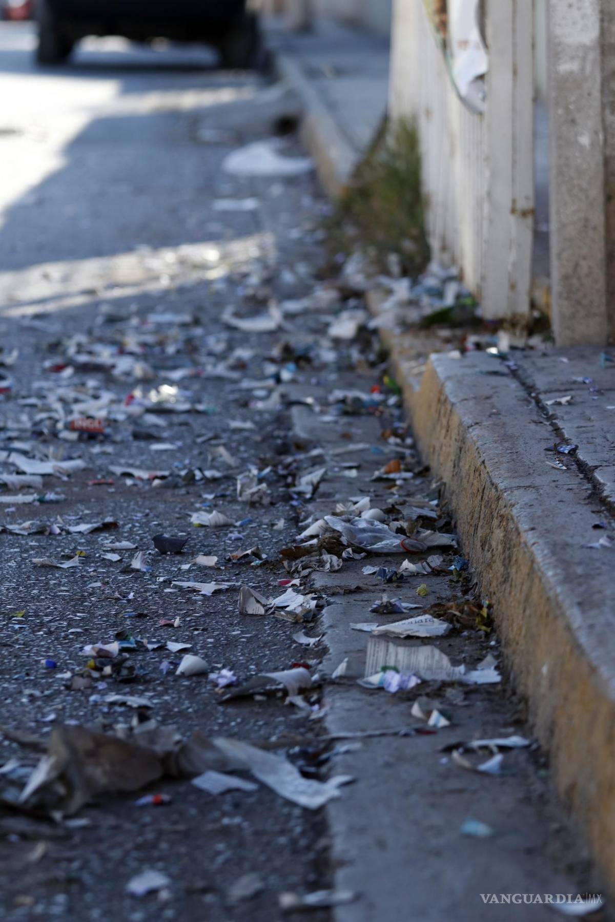 $!Las calles de Saltillo amanecieron con basura generada en las fiestas navideñas.