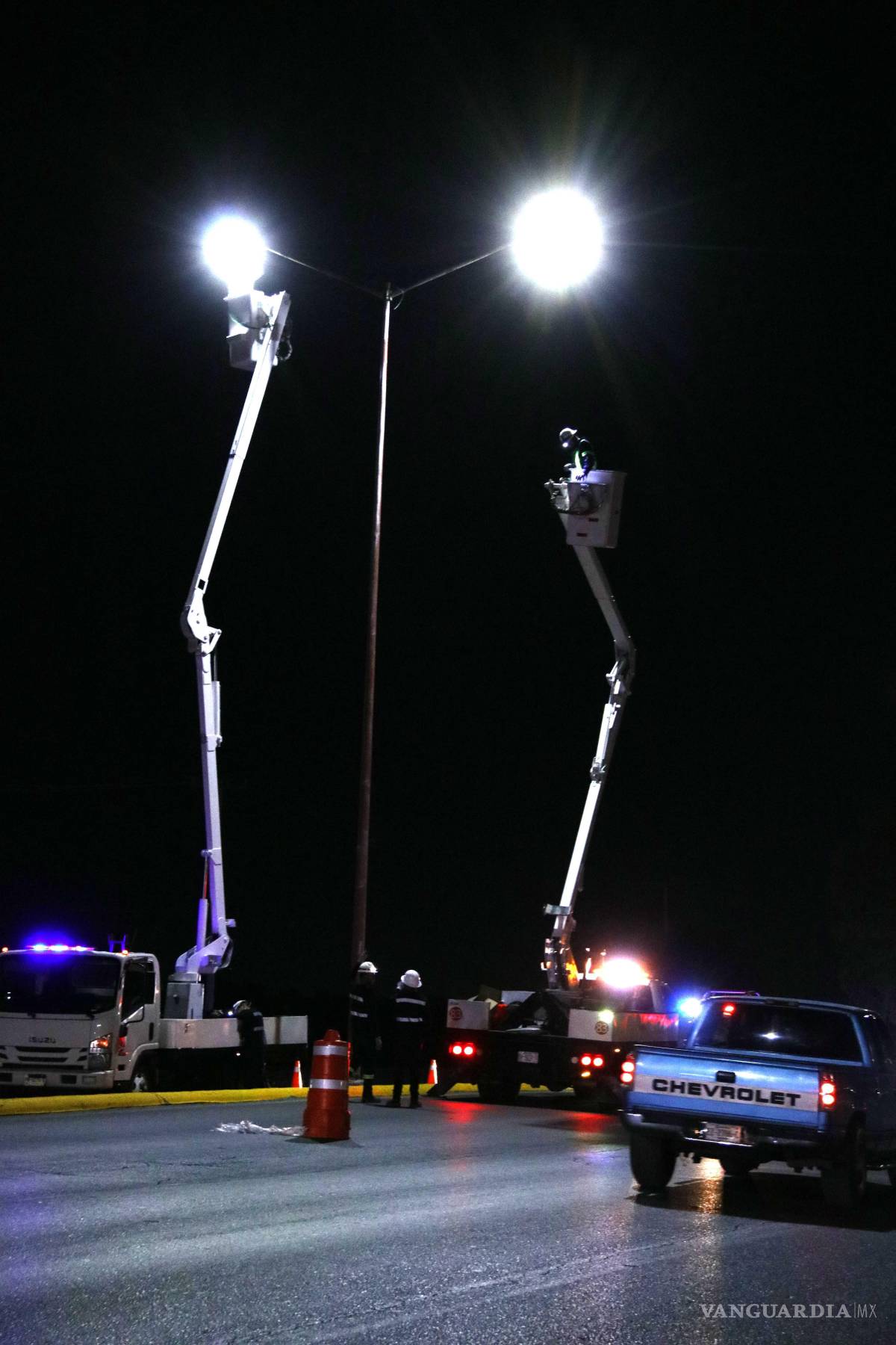 $!El Alcalde destacó que una mejor iluminación representa más seguridad para peatones, automovilistas y familias.