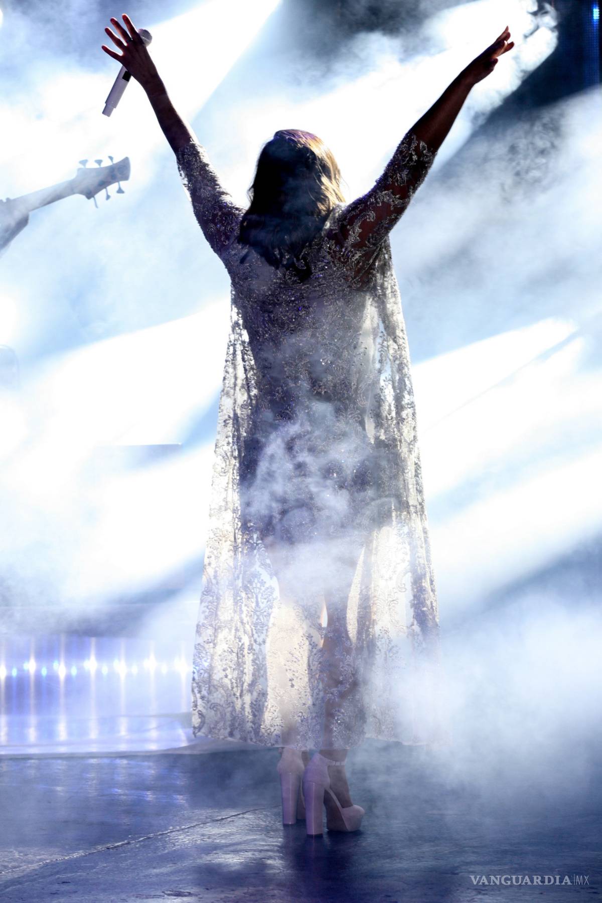 $!Yuridia enamora con su voz, pero no llena auditorio