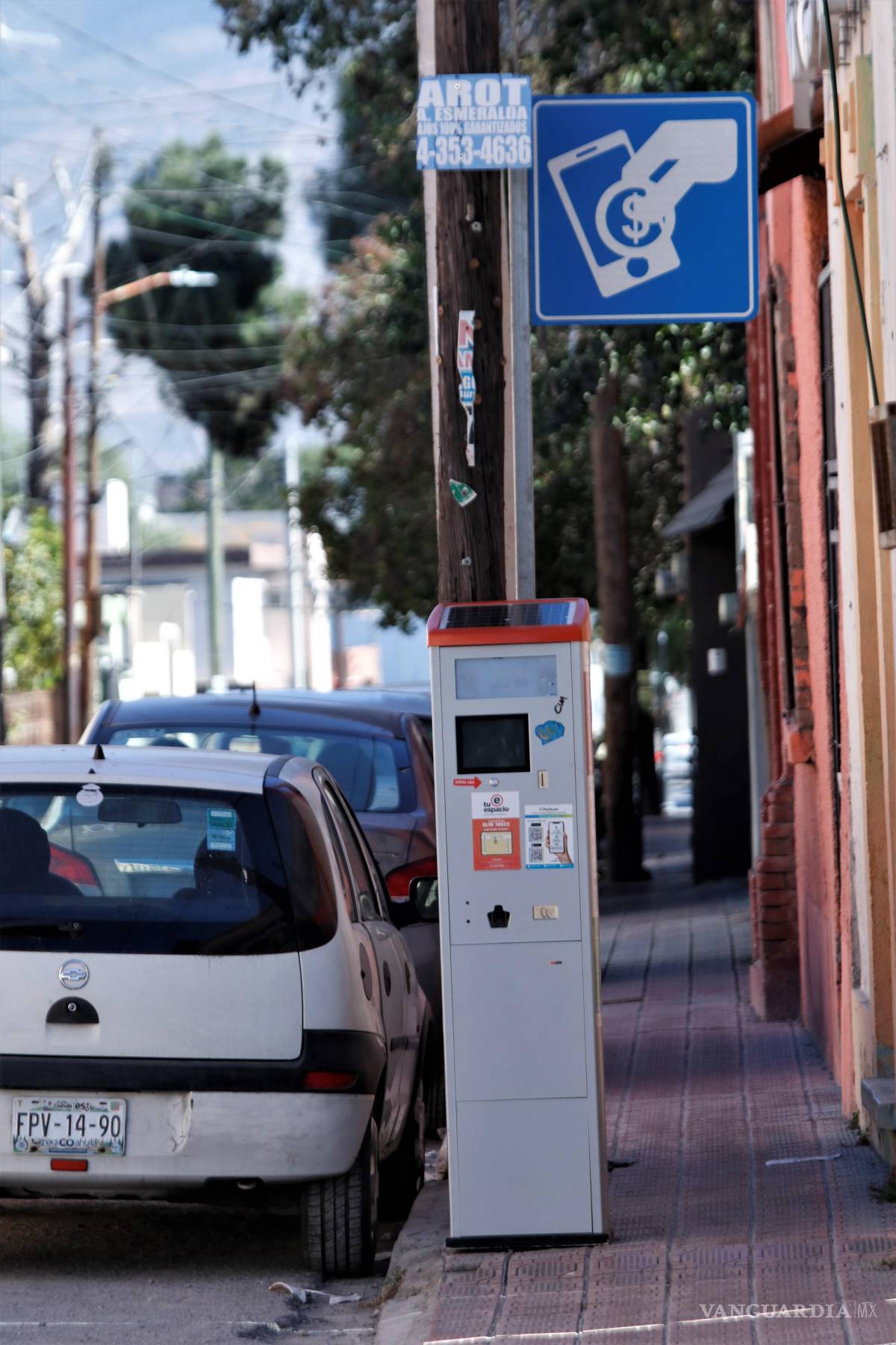 $!Parquímetro con monedas y tarjeta de pago, ilustrando el cobro y control de estacionamiento en la ciudad.