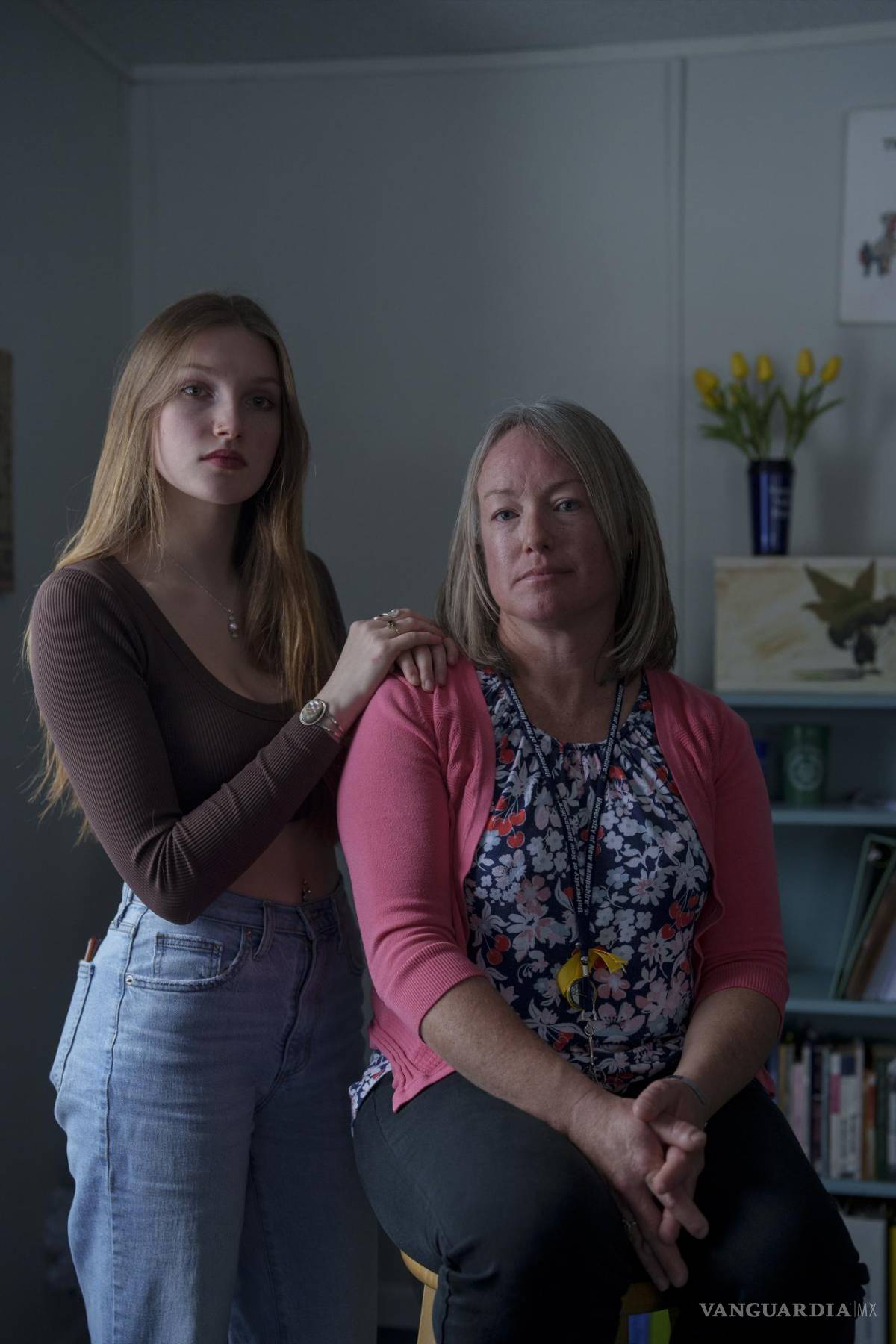 $!Camryn Baron (izquierda), quien fundó el Yellow Tulip Team en Sacopee Valley High School en Hiram, Maine, donde cursa el tercer año, con la ayuda de Elizabeth Sanborn, (derecha), su asesora docente | Foto: The New York Times