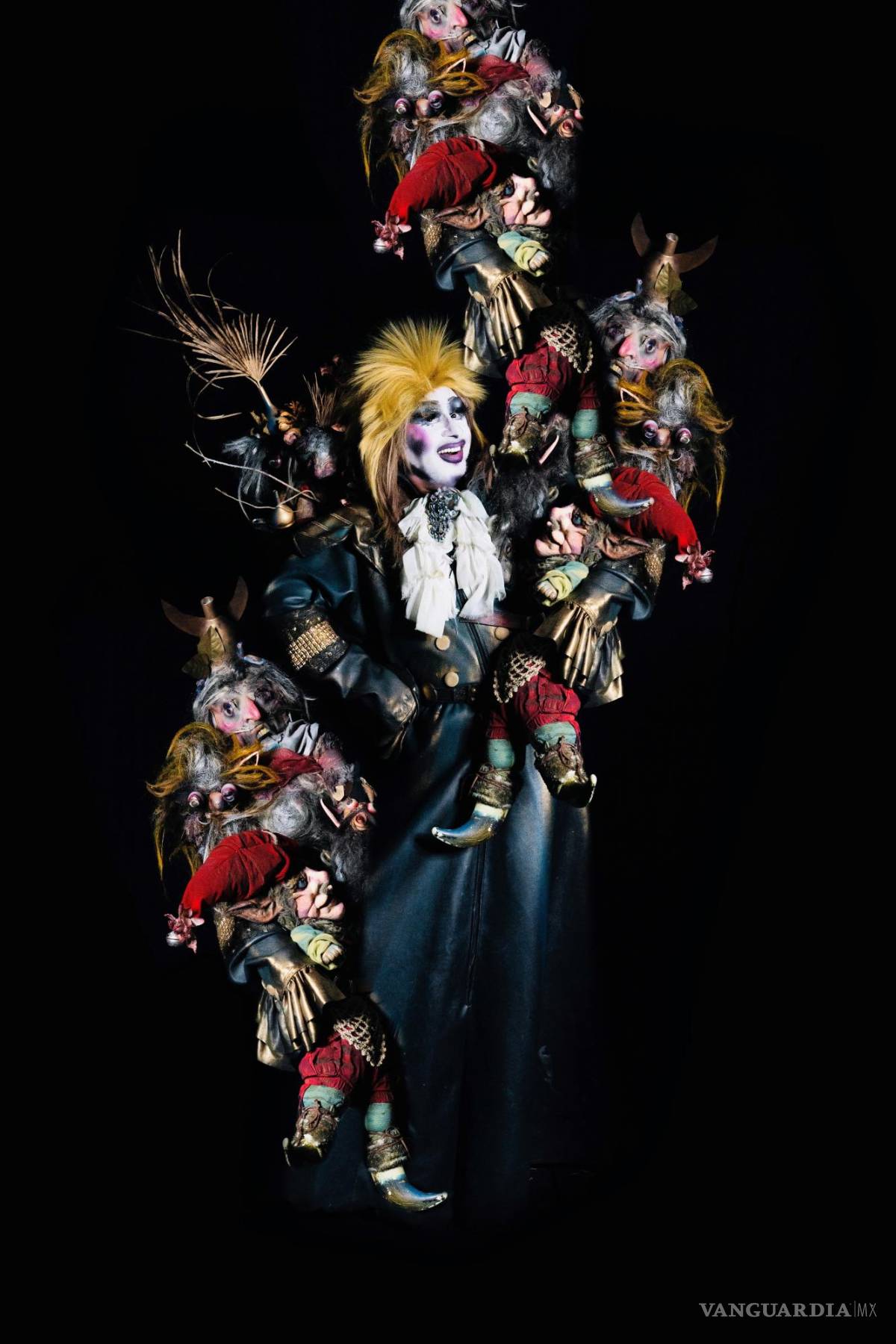 $!El transformista con un buen lote de muñecos adosados a su cuerpo. EFE/Amaia Osuna