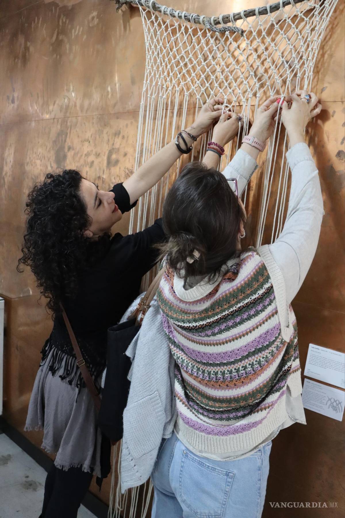 $!La artista textil Laila Castillo preparó un telar que se irá armando con la participación de los y las asistentes a la exposición.