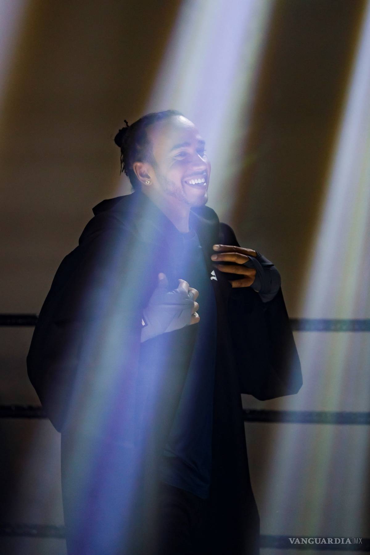 $!Lewis Hamilton deja las pistas y se pone los guantes con Julio César Chávez (fotos)