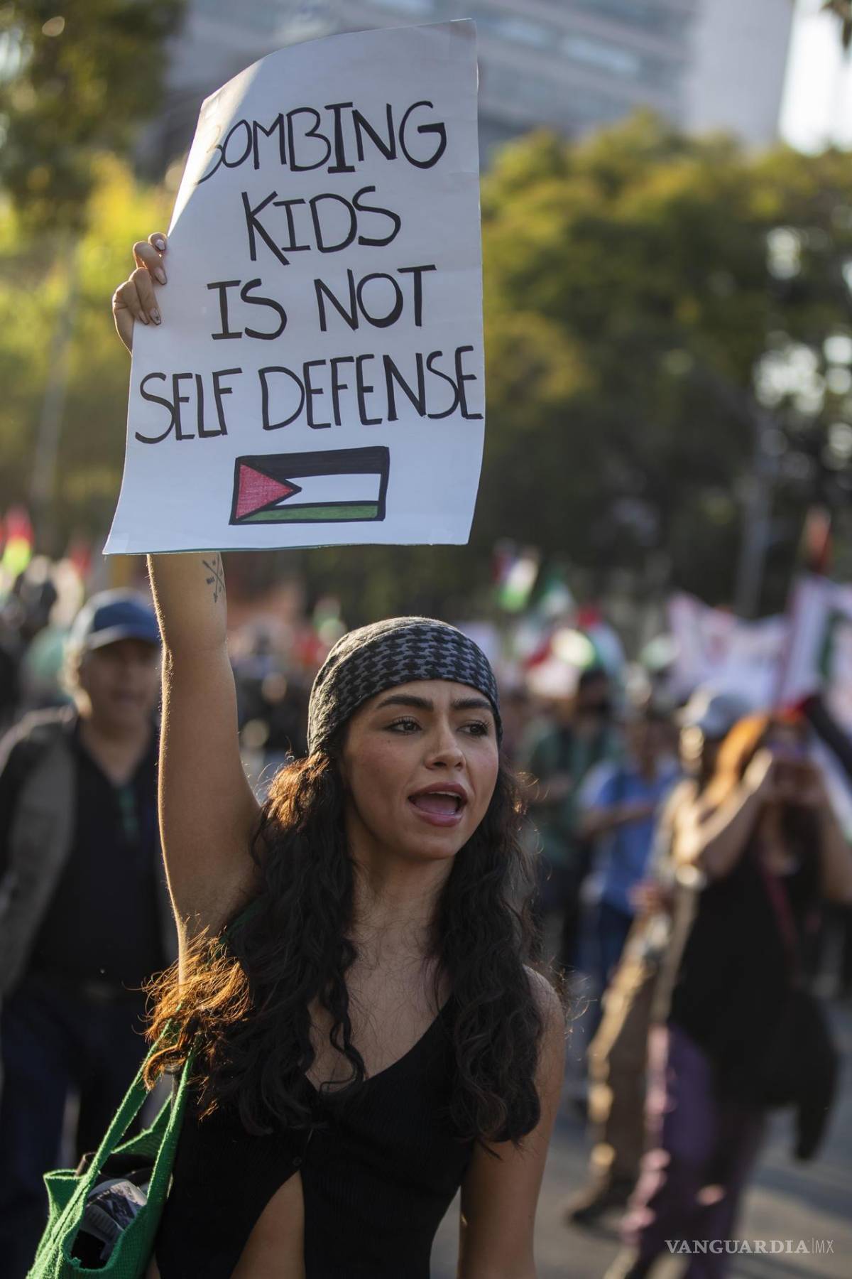 $!Una mujer sostiene una pancarta durante manifestación a favor de Palestina en Ciudad de México (México).
