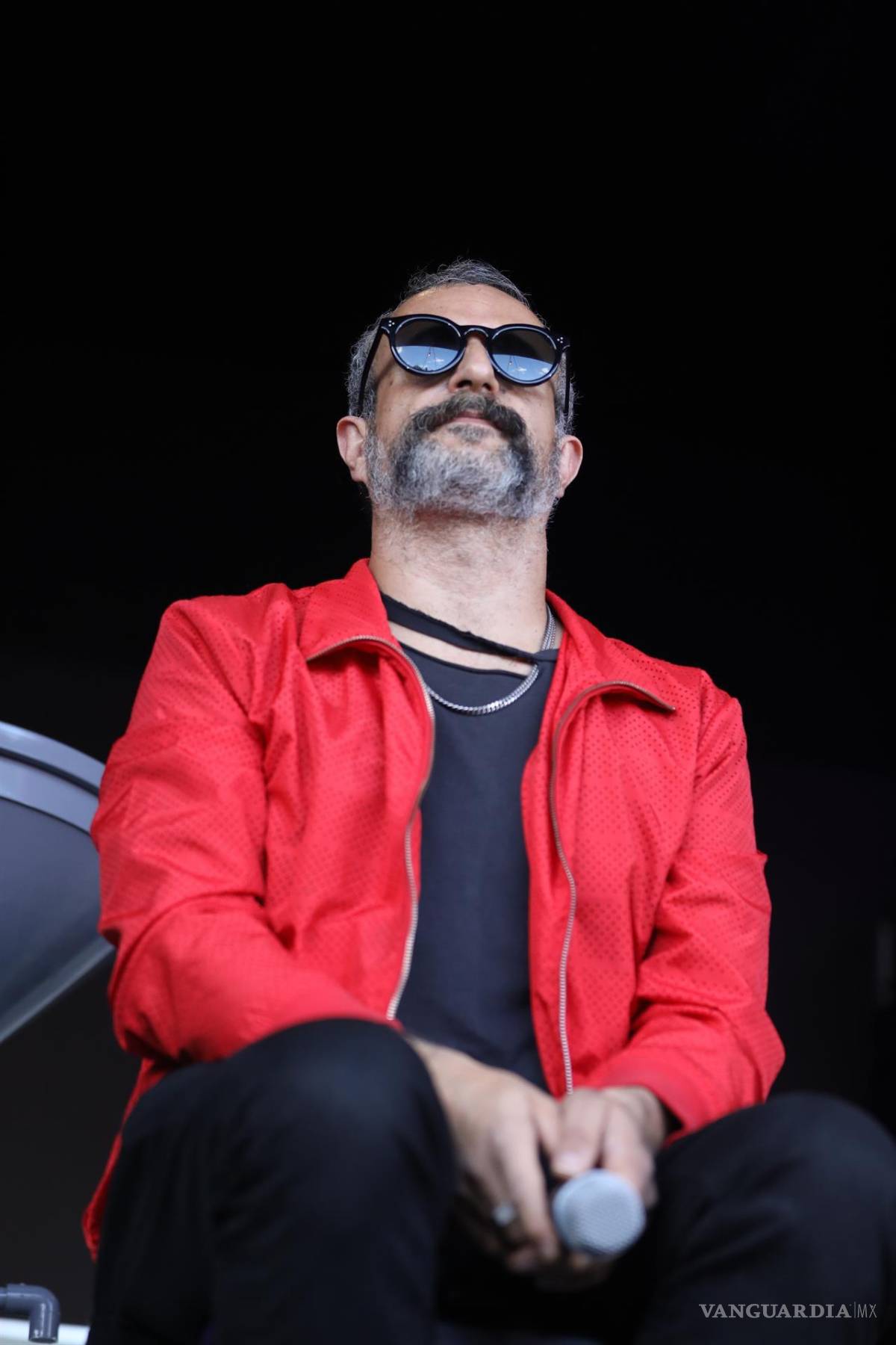 $!El bajista y vocalista de la banda de rock mexicano Molotov Tito Fuentes durante una rueda de prensa en Ciudad de México (México). EFE/Sáshenka Gutiérrez