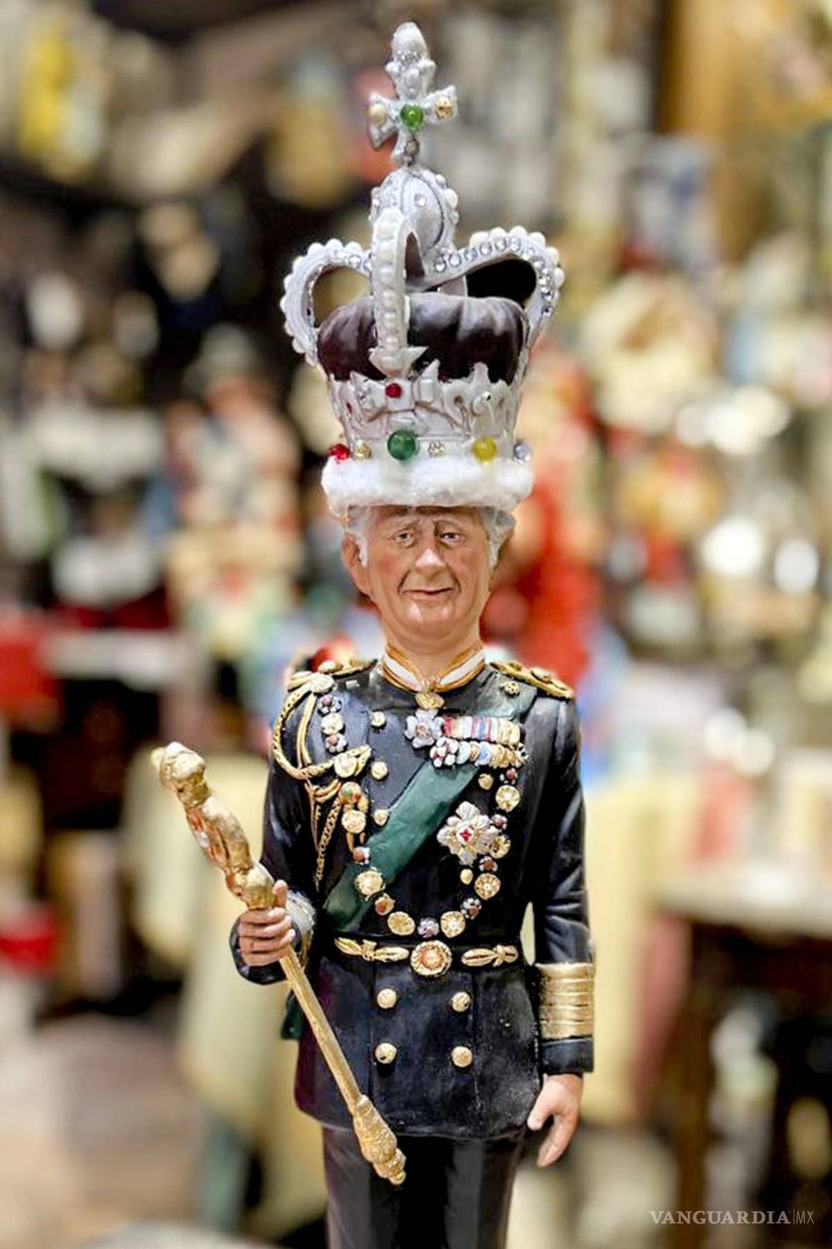 $!Una estatuilla de terracota del rey británico Carlos III con una corona, creada por Genny Di Virgilio, artesano del pesebre de San Gregorio Armenio en Nápoles, Italia.