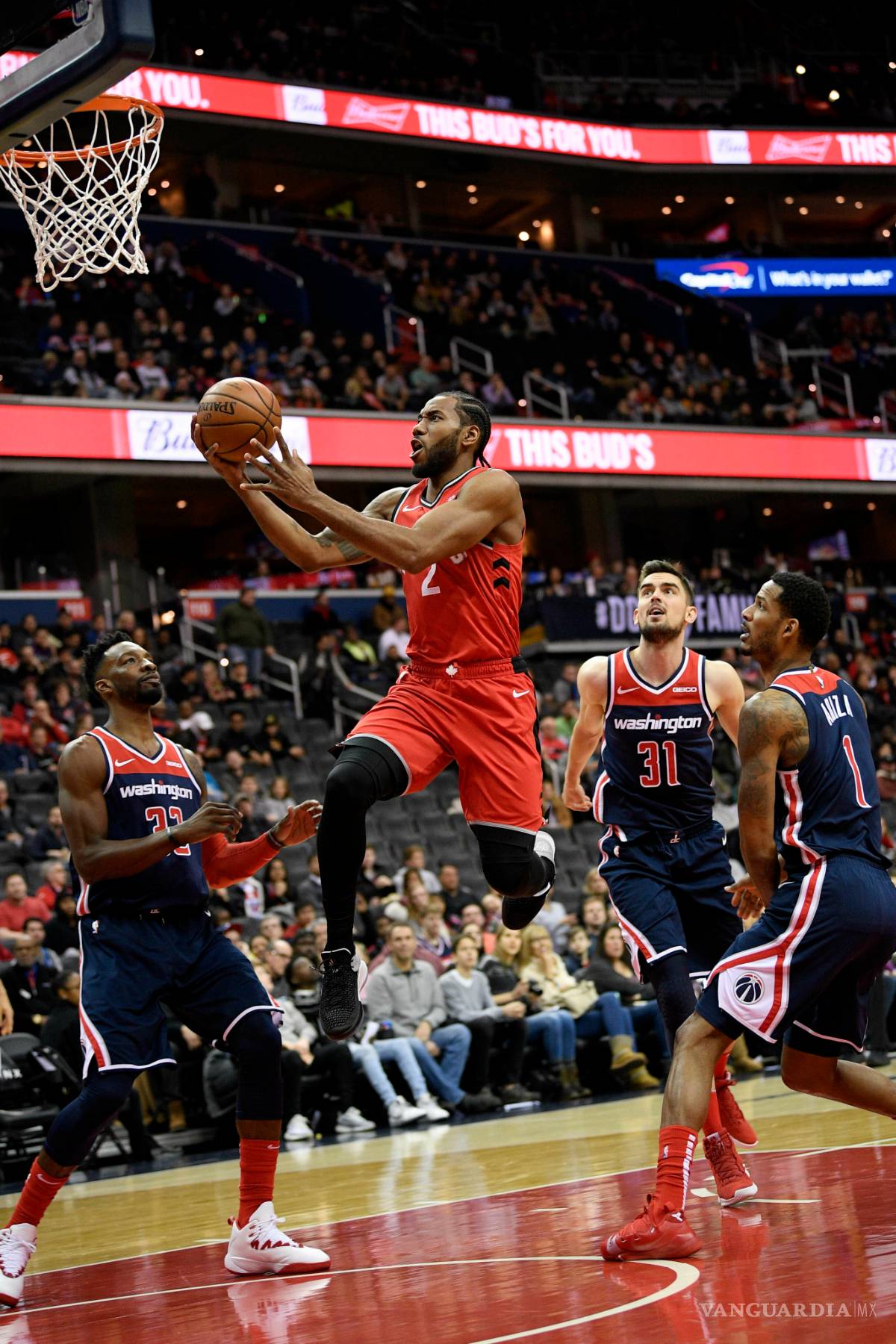 $!Kawhi Leonard y Serge Ibaka le dan la victoria a unos enrrachados Raptors