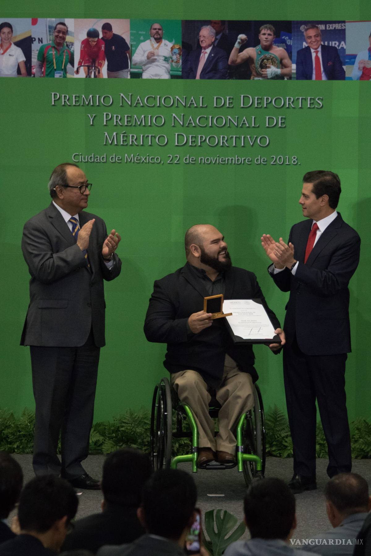 $!Entrega EPN el Premio Nacional del Deporte al 'Canelo' Álvarez y a Alegna González