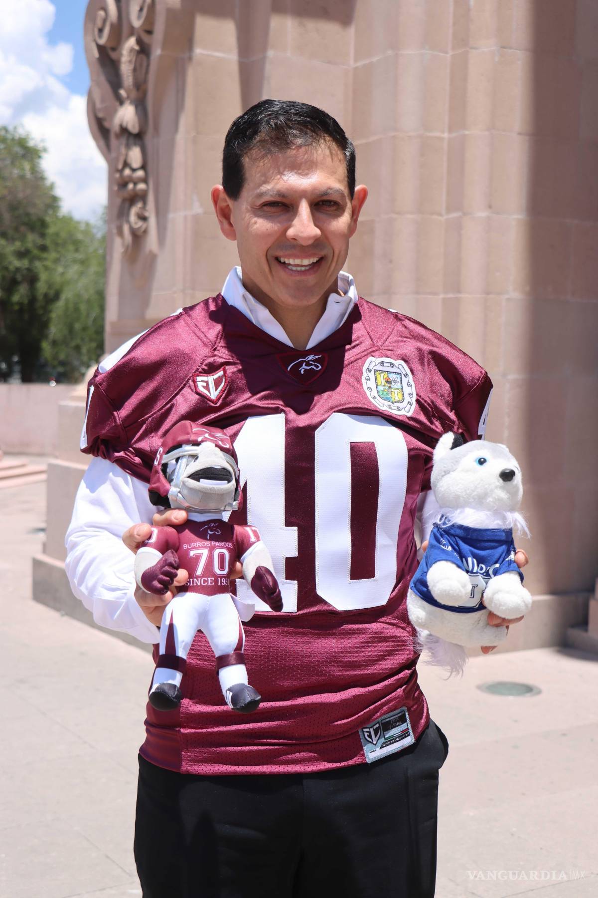 $!Octavio Pimentel se puso un jersey del equipo de futbol americano Burros Pardos del ITS, por haber perdido una apuesta.