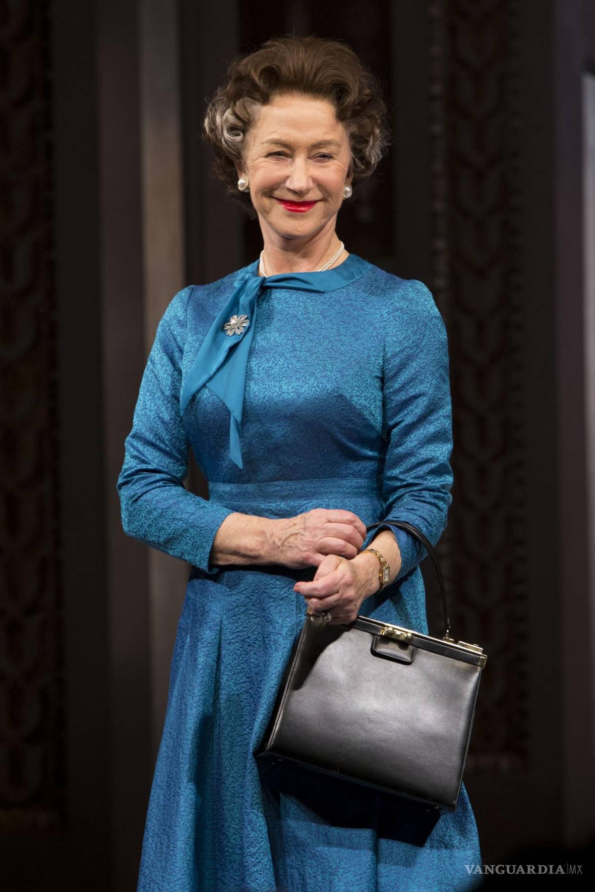 $!Helen Mirren interpreta a la reina Isabel II en la función inaugural de The Audience en Broadway el 8 de marzo de 2015 en Nueva York.