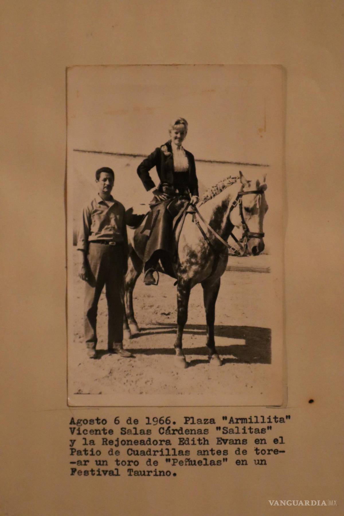 $!Vicente Salas Cárdenas “Salitas” y la rejoneadora Edith Evans, en el patio de cuadrillas de la Plaza de Toros “Armillita”.