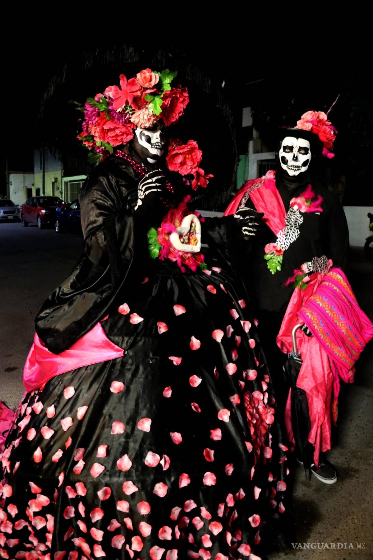 $!Forrado en pétalos la draga catrina lució un vestido negro durante el evento.