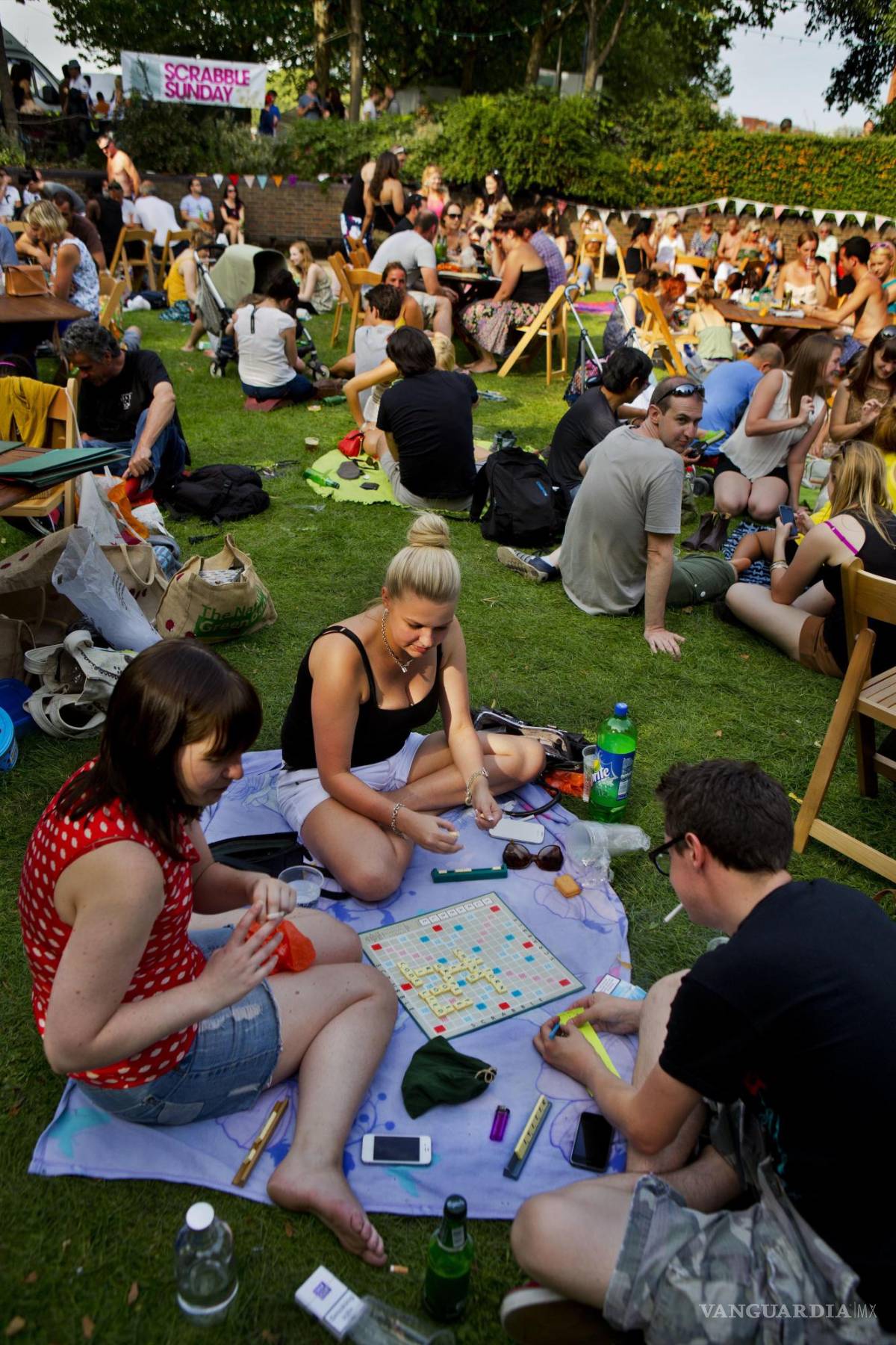 $!Festival dominical de Scrabble al aire libre, en Londres.