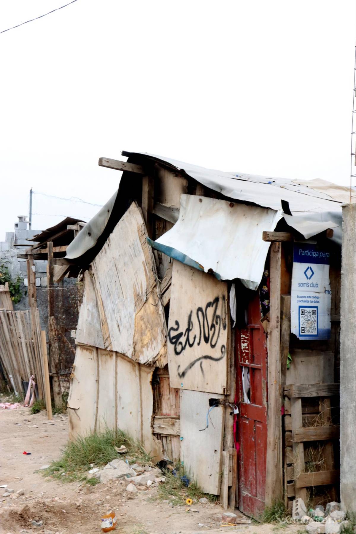 $!Ventanas cubiertas con cobijas y ropa vieja muestran los esfuerzos de las familias para mantener el calor dentro de sus hogares.